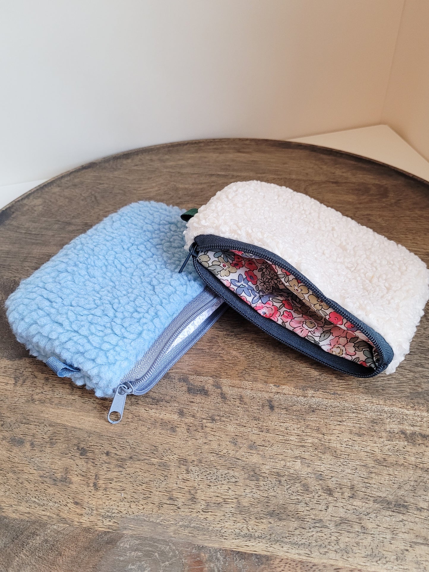 Weiße Teddyfell Täschchen mit Zipper - Größe 14x9 cm
