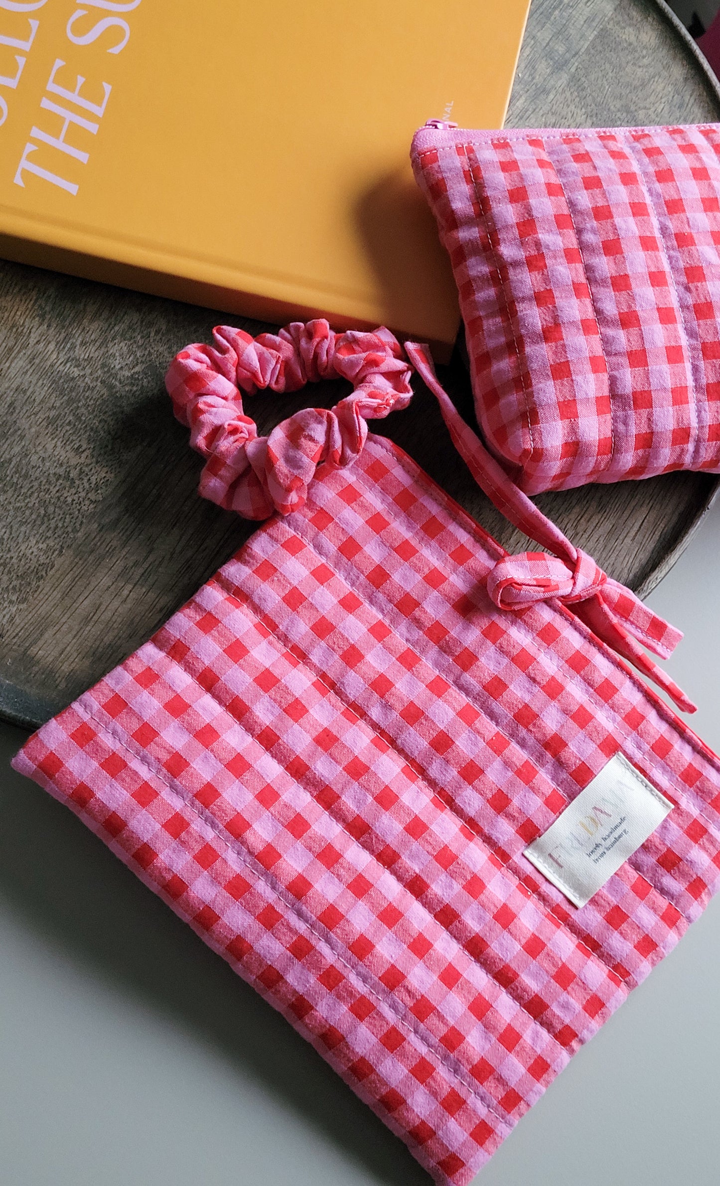 E-Reader Tasche rot/rosa kariert mit Schleife zum Schließen