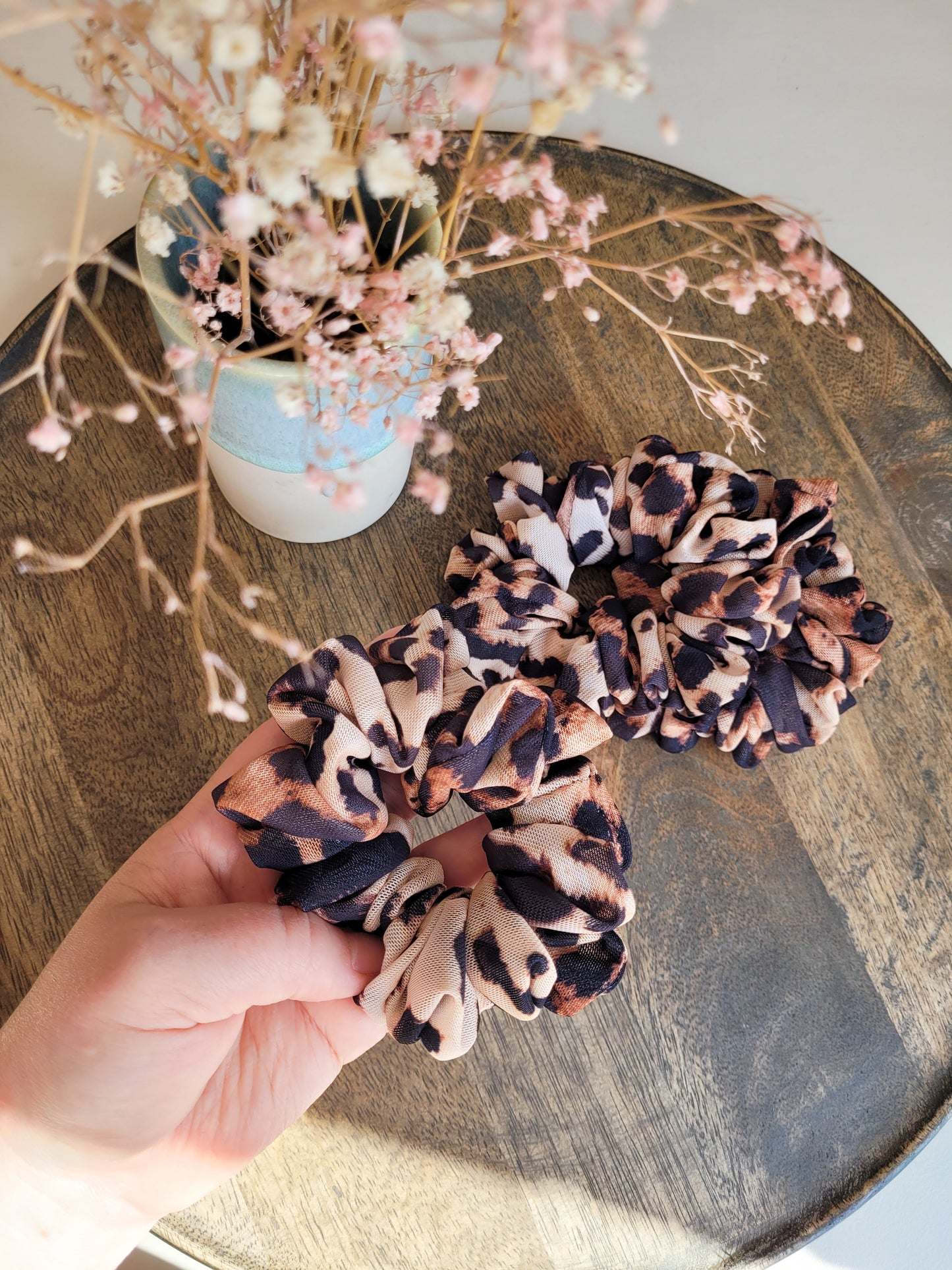 Scrunchie aus weichem Tüll mit Leo-Print