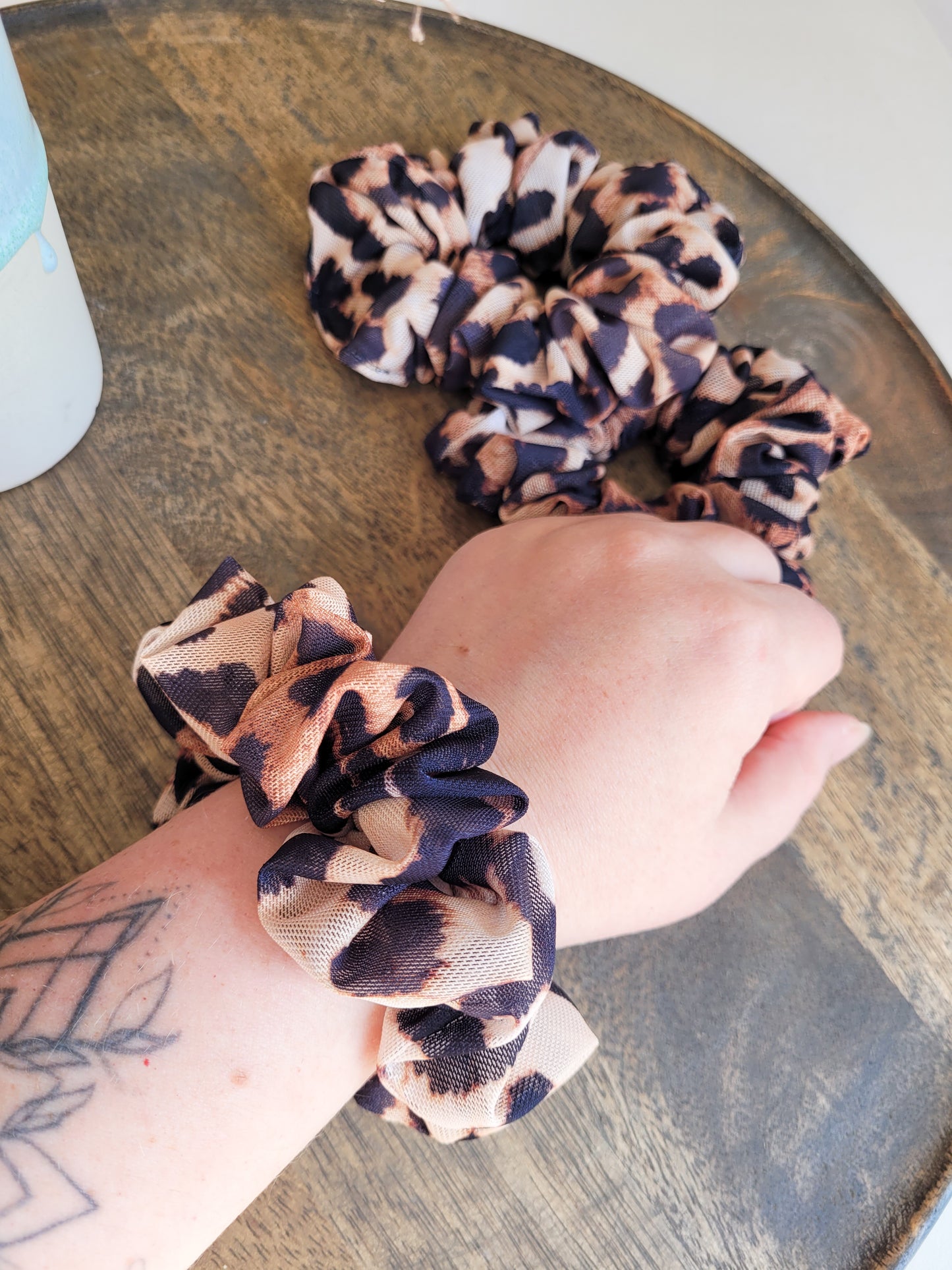 Scrunchie aus weichem Tüll mit Leo-Print