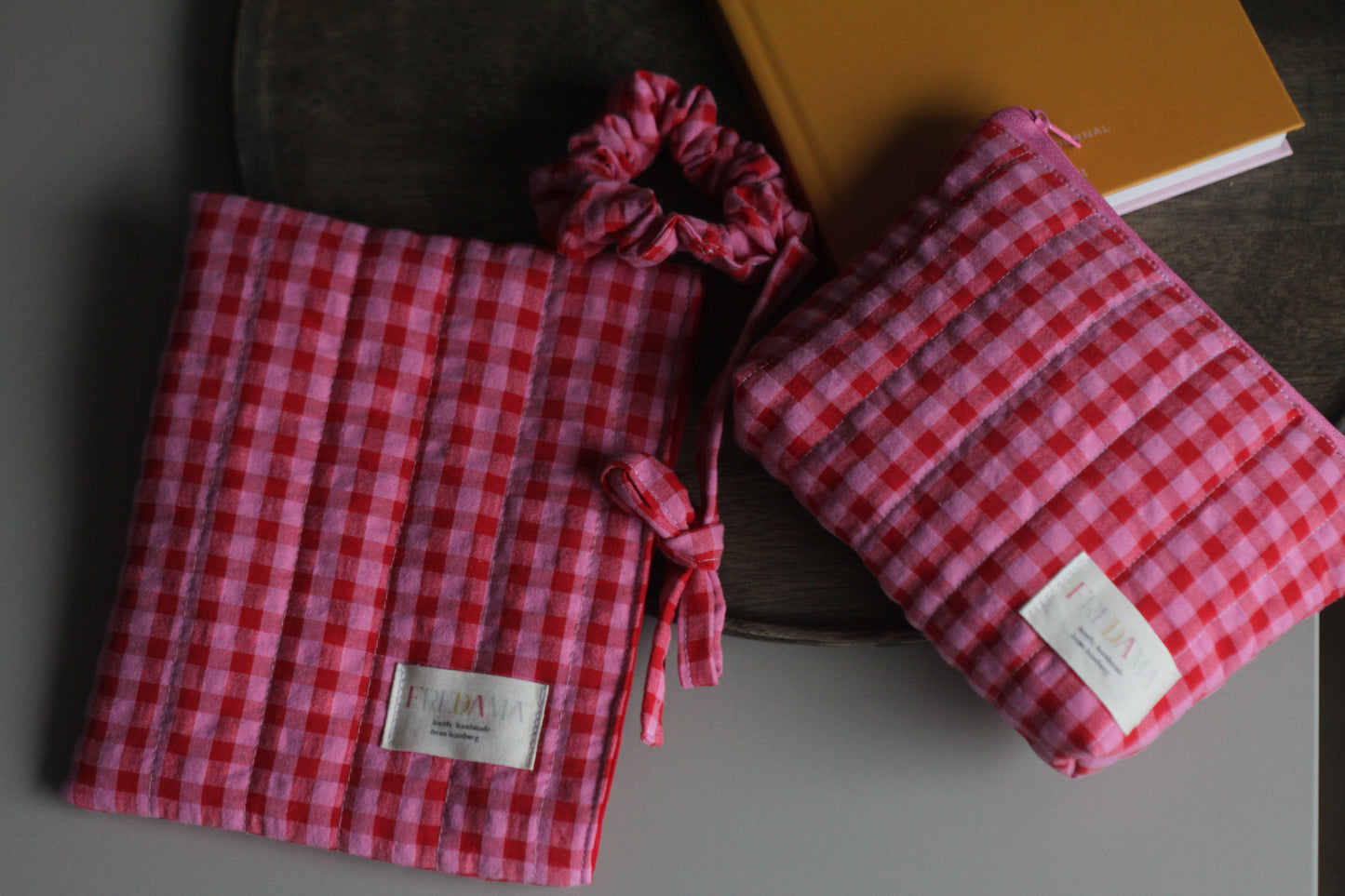 E-Reader Tasche rot/rosa kariert mit Schleife zum Schließen