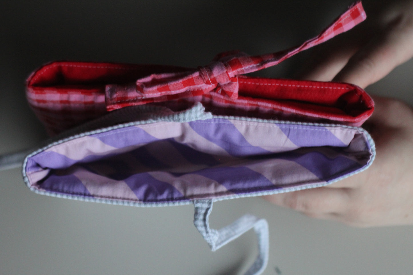 E-Reader Tasche rot/rosa kariert mit Schleife zum Schließen