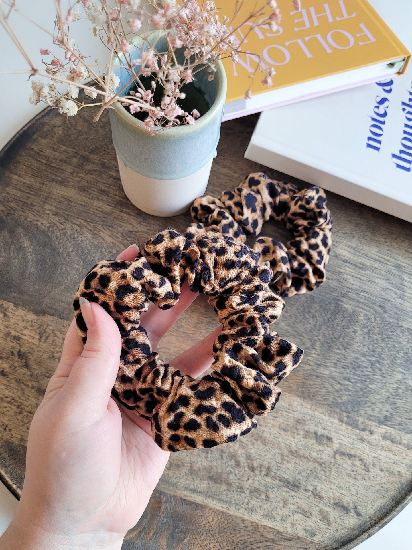 Großer Leo Scrunchie aus Baumwoll-Seersucker