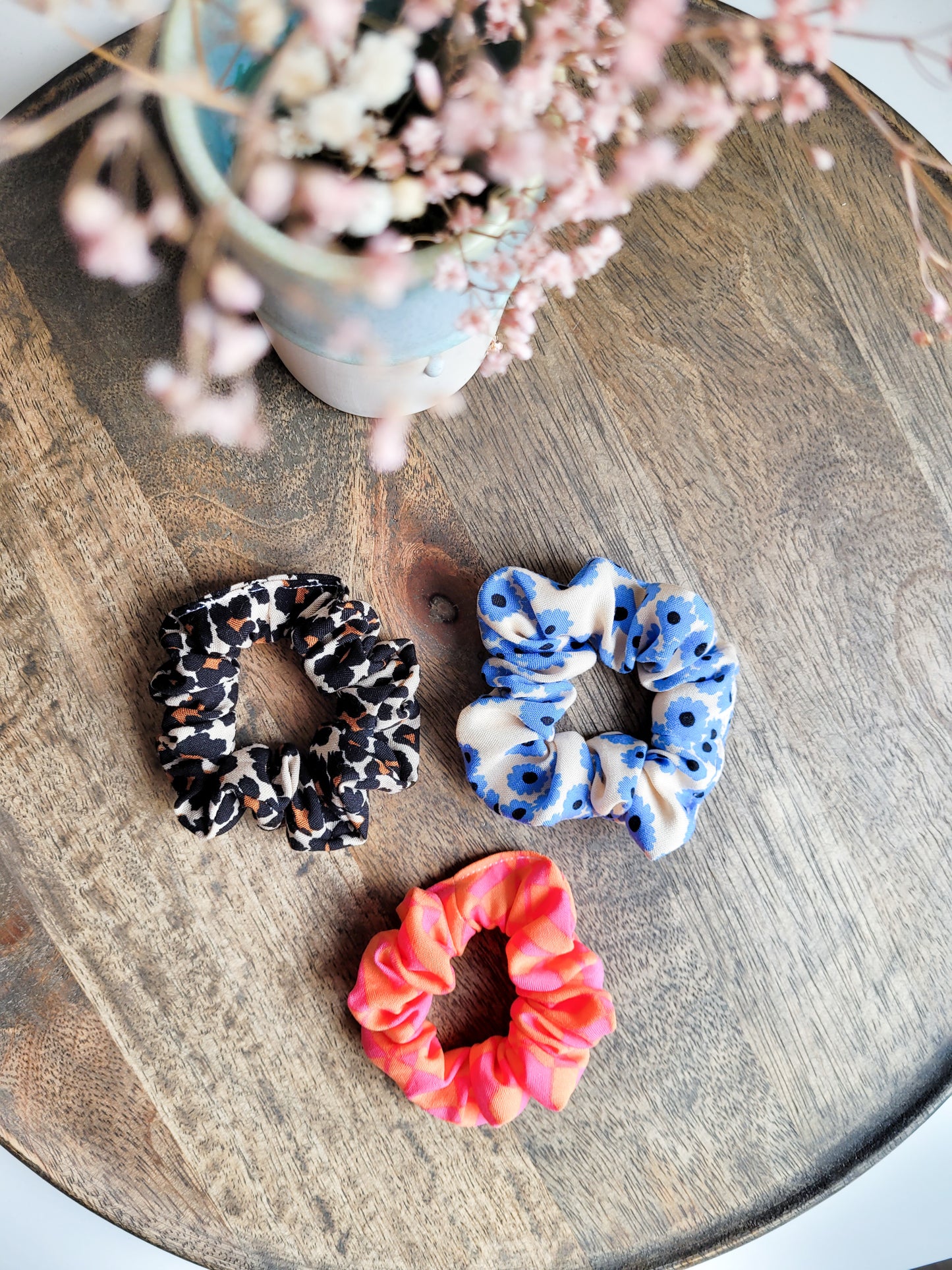 Viskose blauses Blumenmuster Scrunchie - mittelgroß