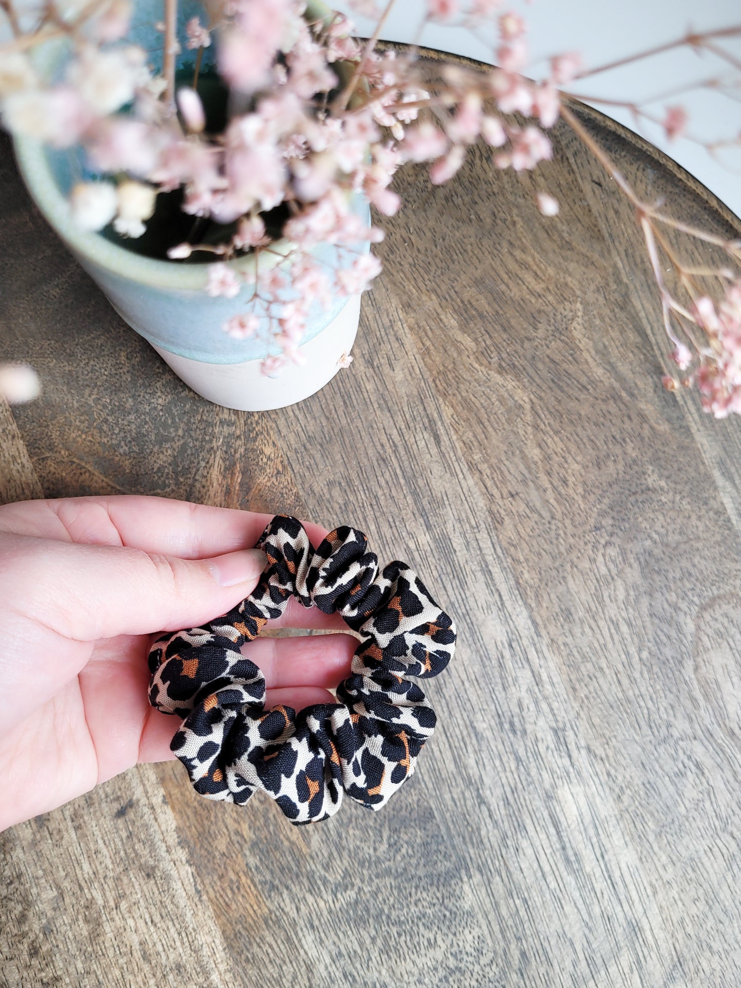 Viskose Leo-Print Scrunchie - mittelgroß