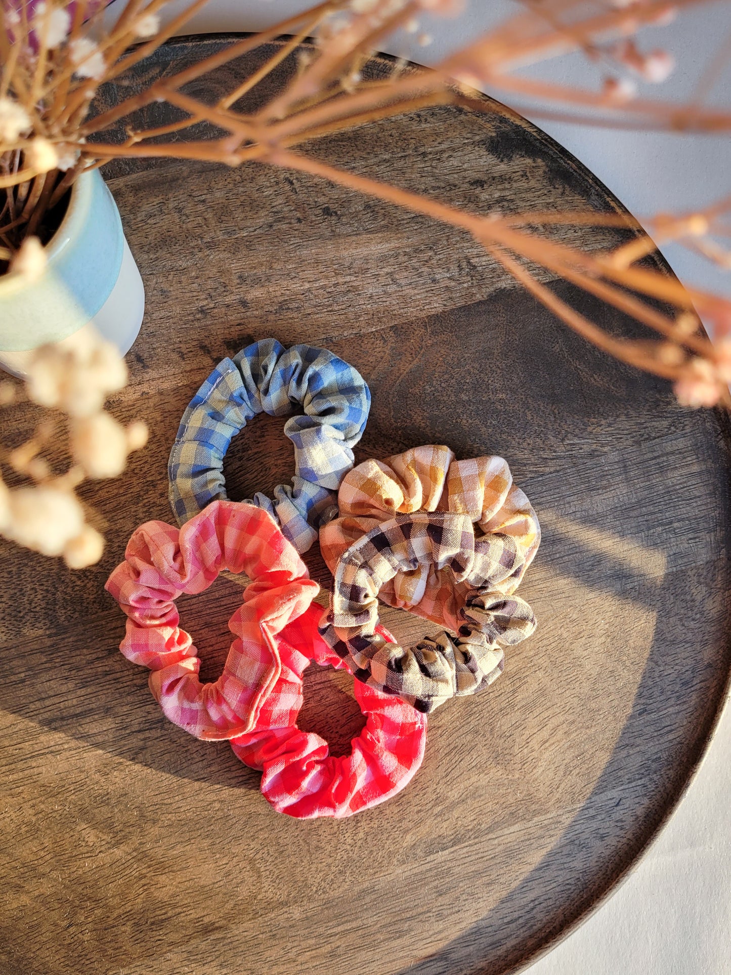 Mini karierte Scrunchies aus Seersucker