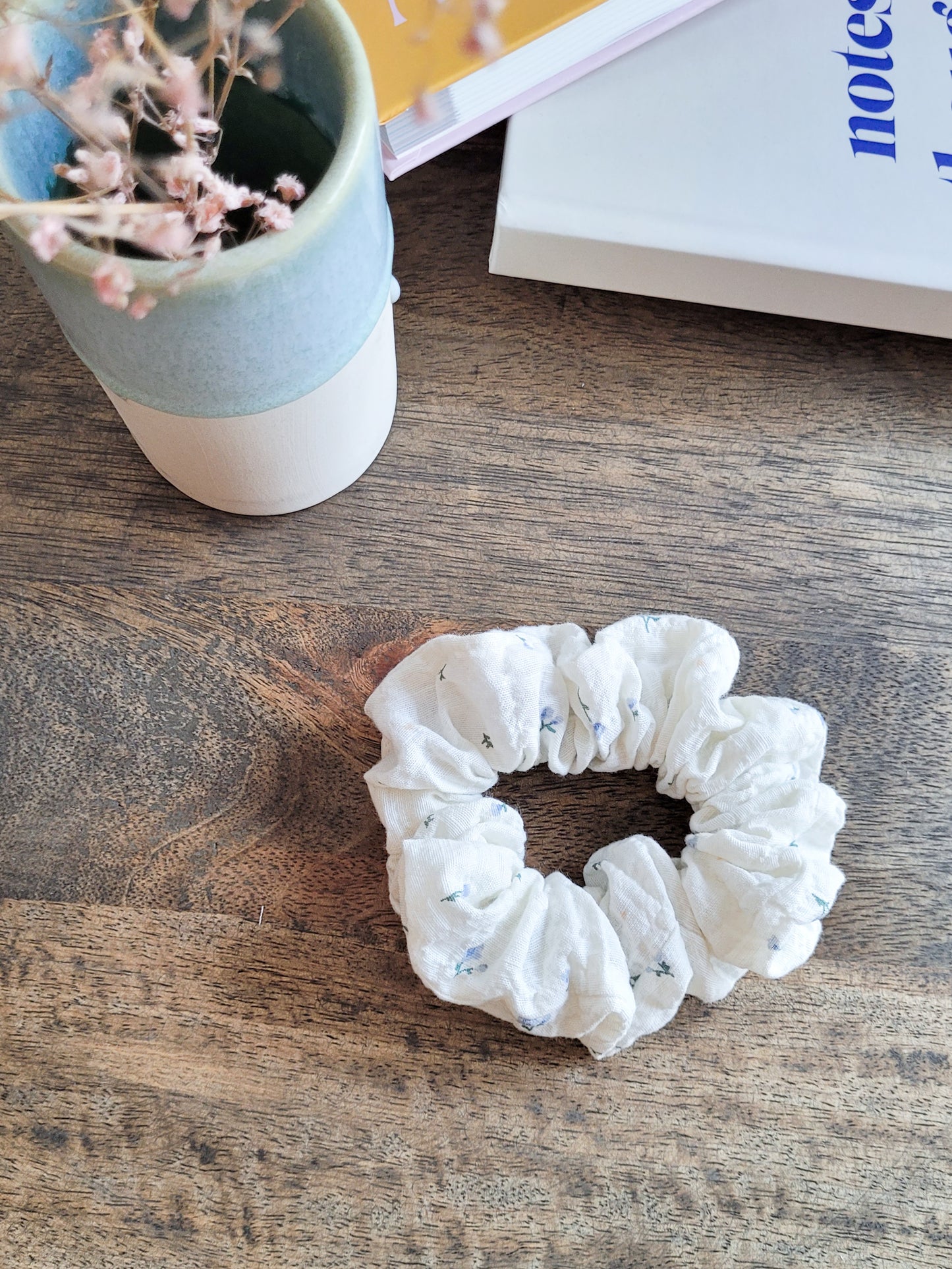 weiße Scrunchies mit kleinen Blümchen aus Seersucker