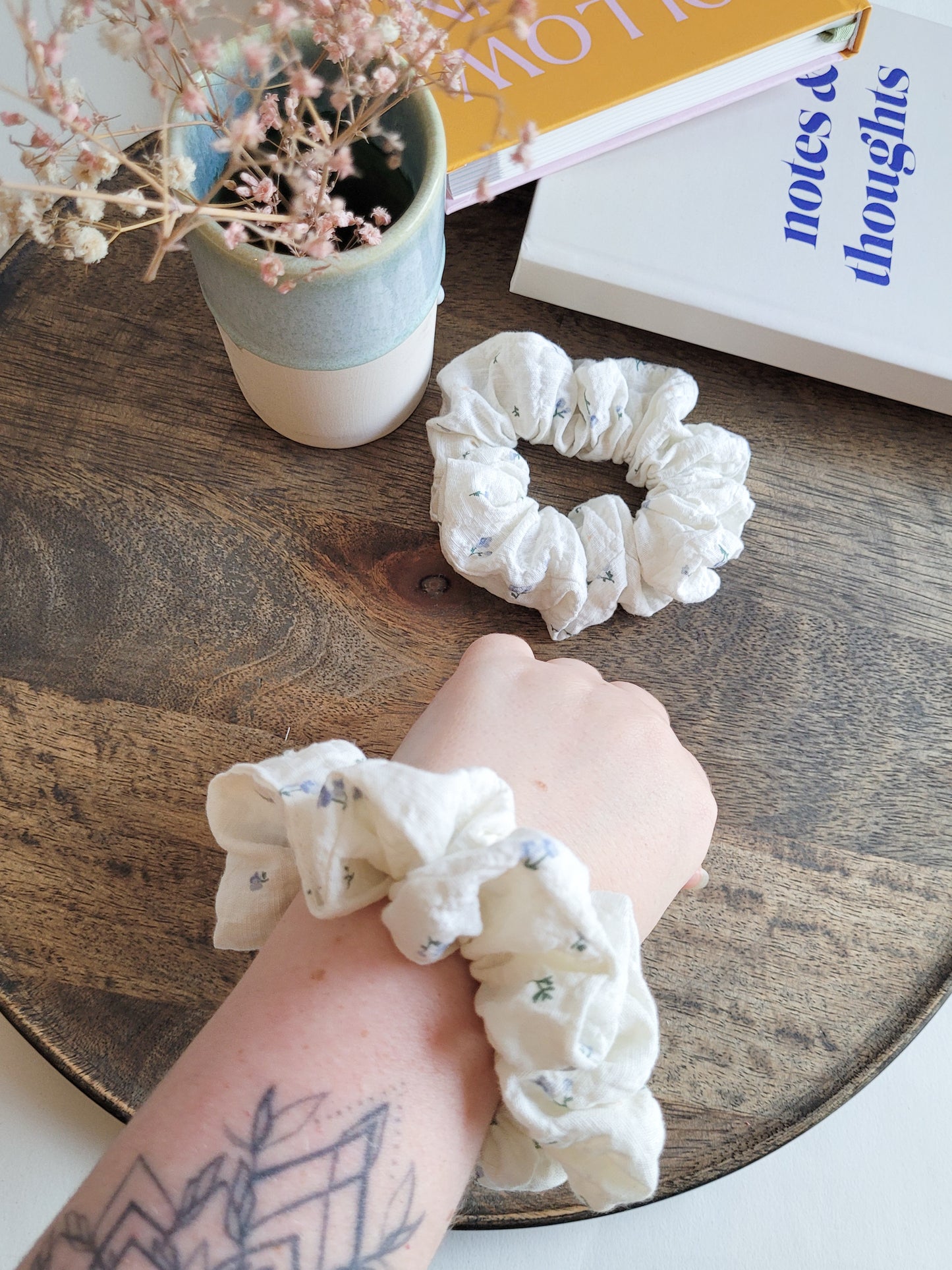 weiße Scrunchies mit kleinen Blümchen aus Seersucker
