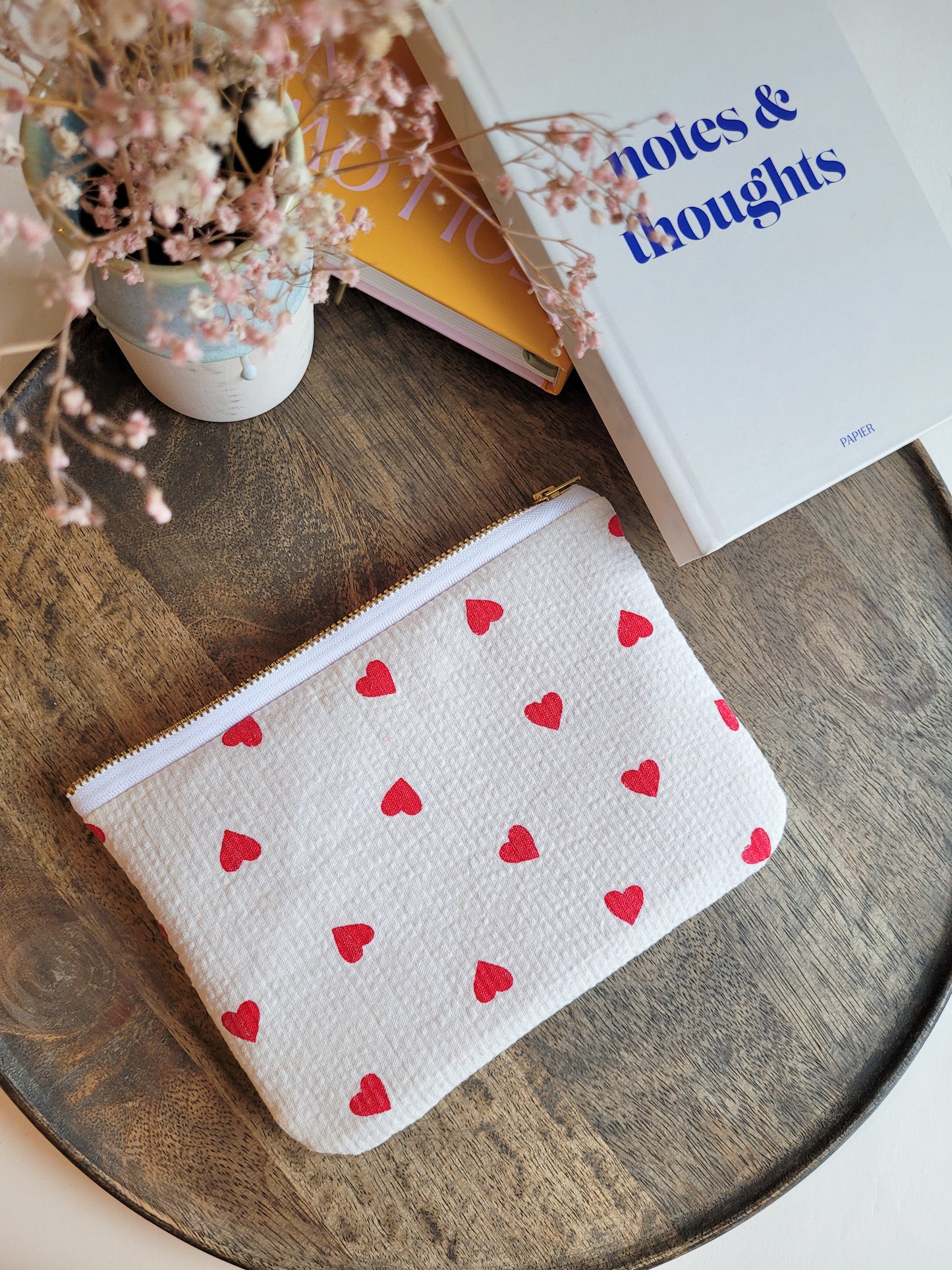 Weiße Pouch mit roten Herzen aus Seersucker