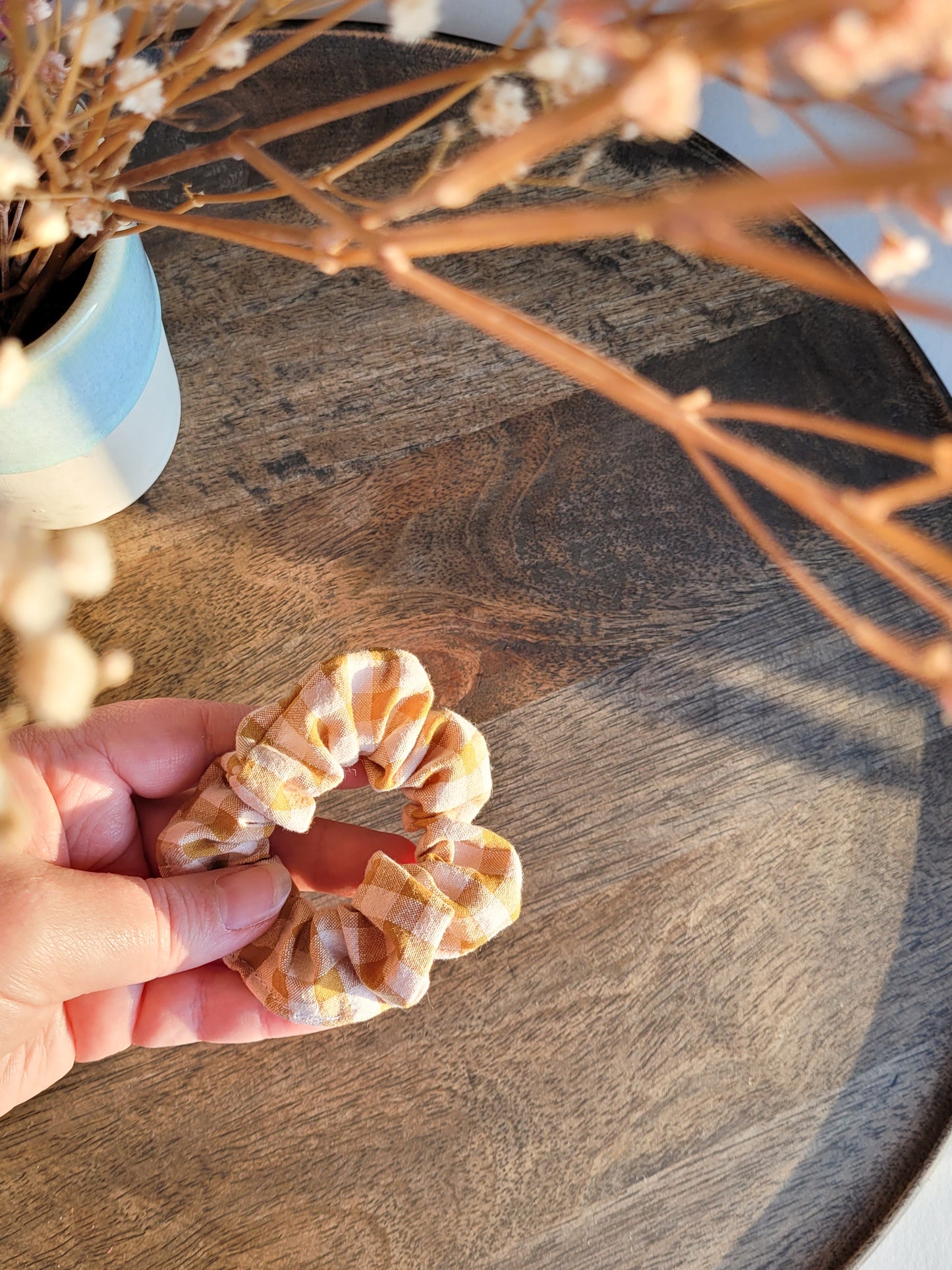 Mini karierte Scrunchies aus Seersucker