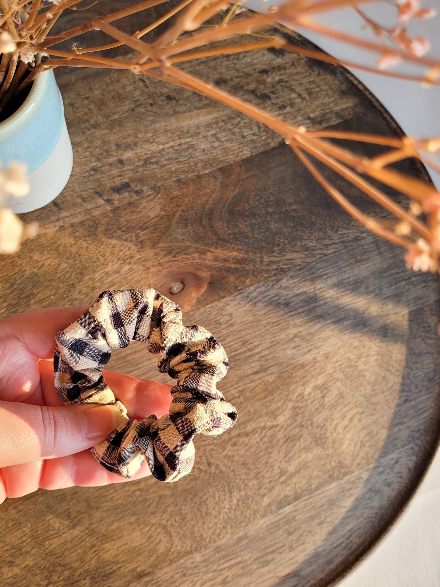 Mini karierte Scrunchies aus Seersucker