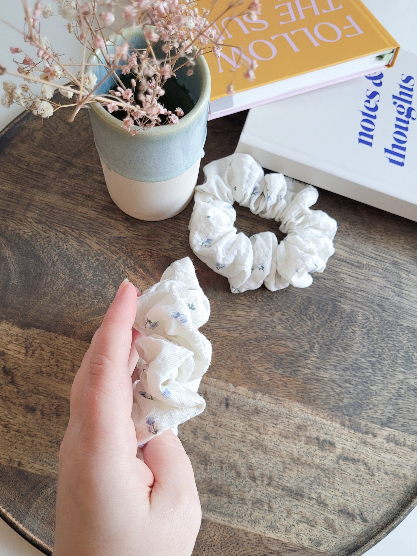 weiße Scrunchies mit kleinen Blümchen aus Seersucker