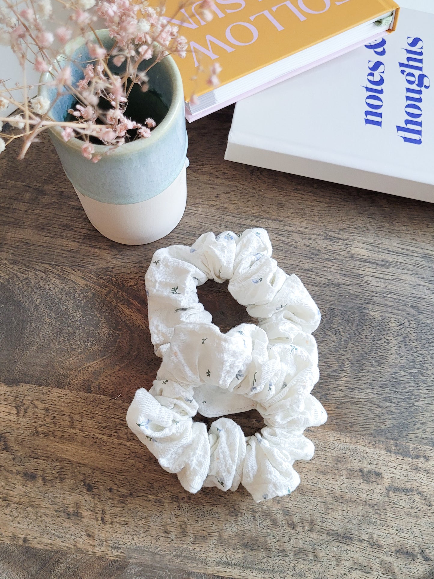 weiße Scrunchies mit kleinen Blümchen aus Seersucker