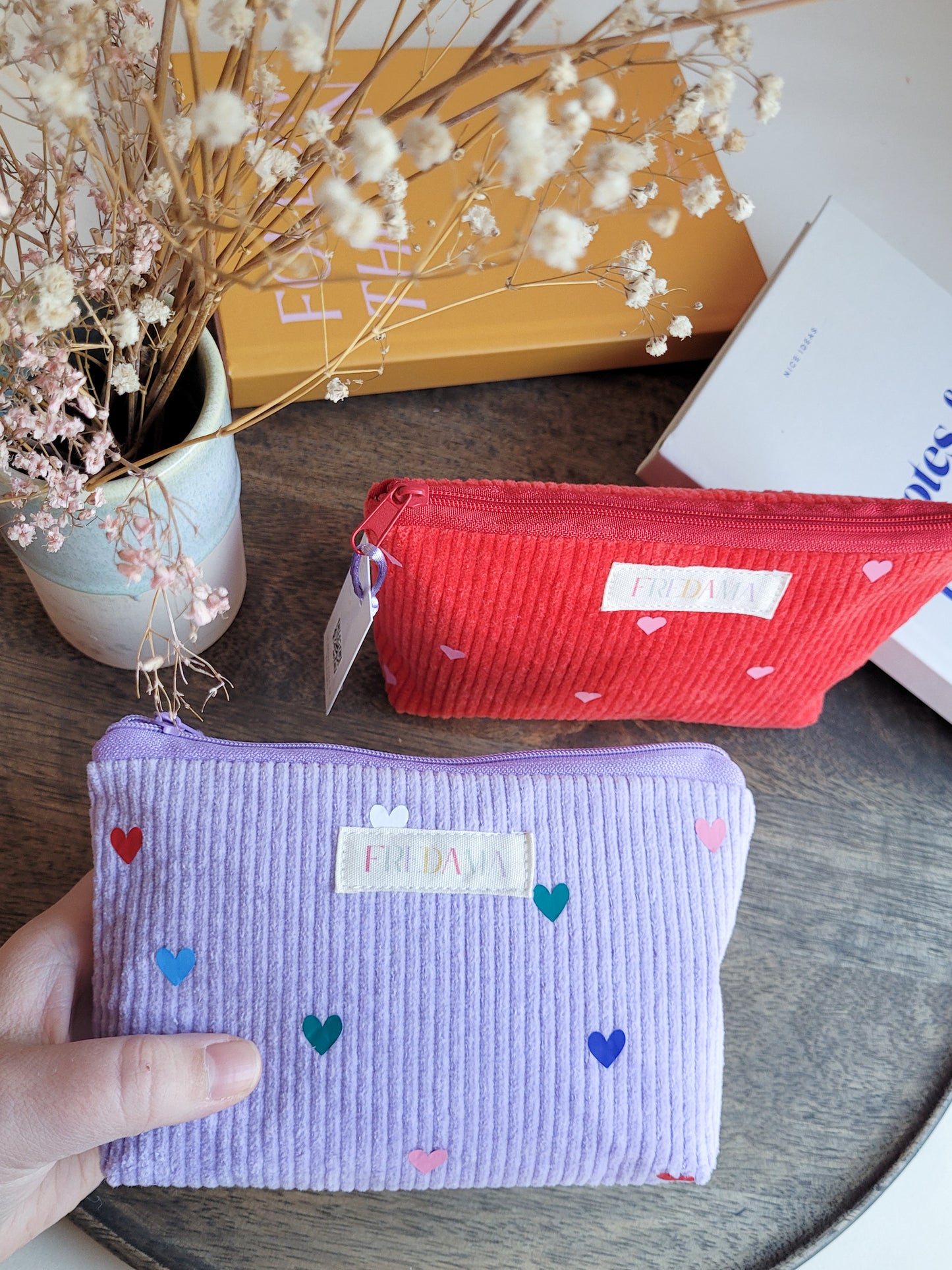 Lila Cord-Kosmetiktasche mit bunten Herzen, 17x11x4 cm