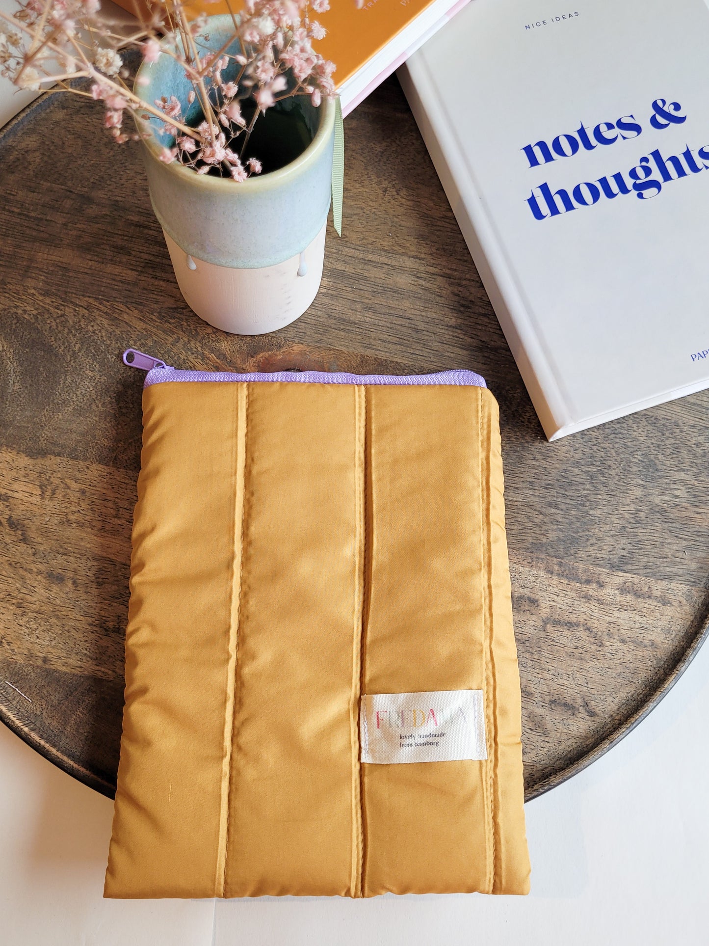 E-Reader Tasche aus Steppstoff in Senfgelb, wasserdichte E-Book Hülle