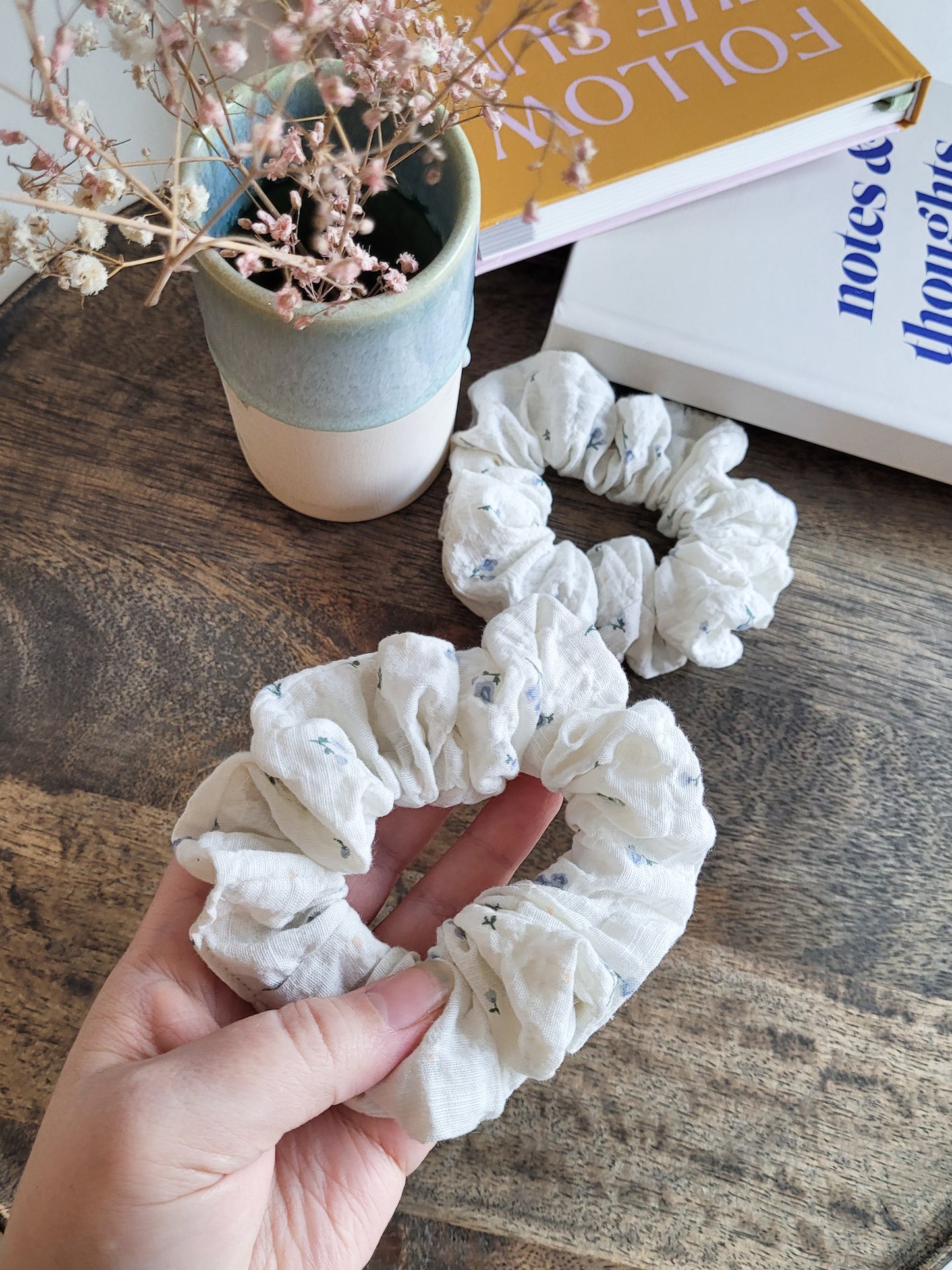 weiße Scrunchies mit kleinen Blümchen aus Seersucker