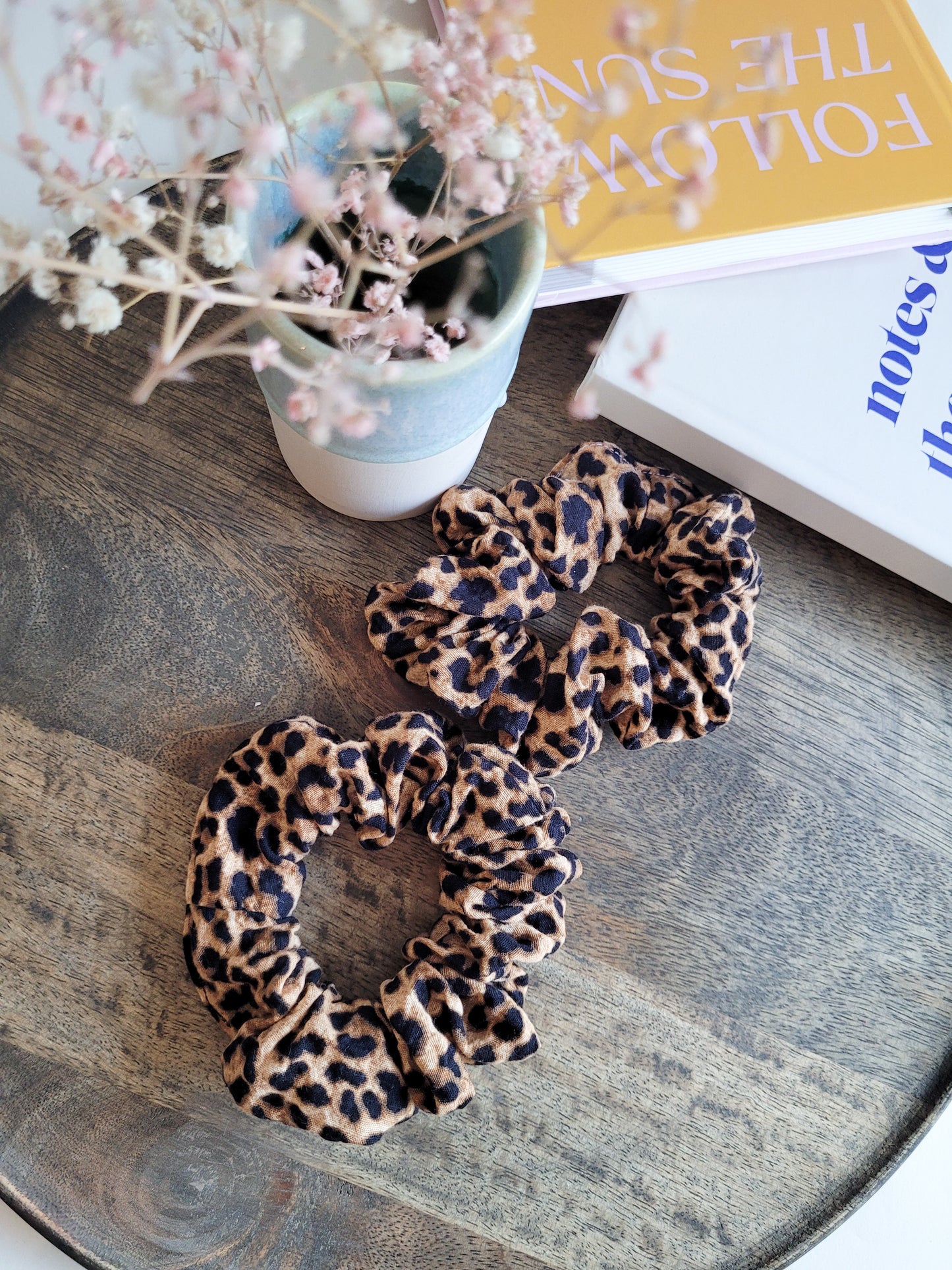 Großer Leo Scrunchie aus Baumwoll-Seersucker