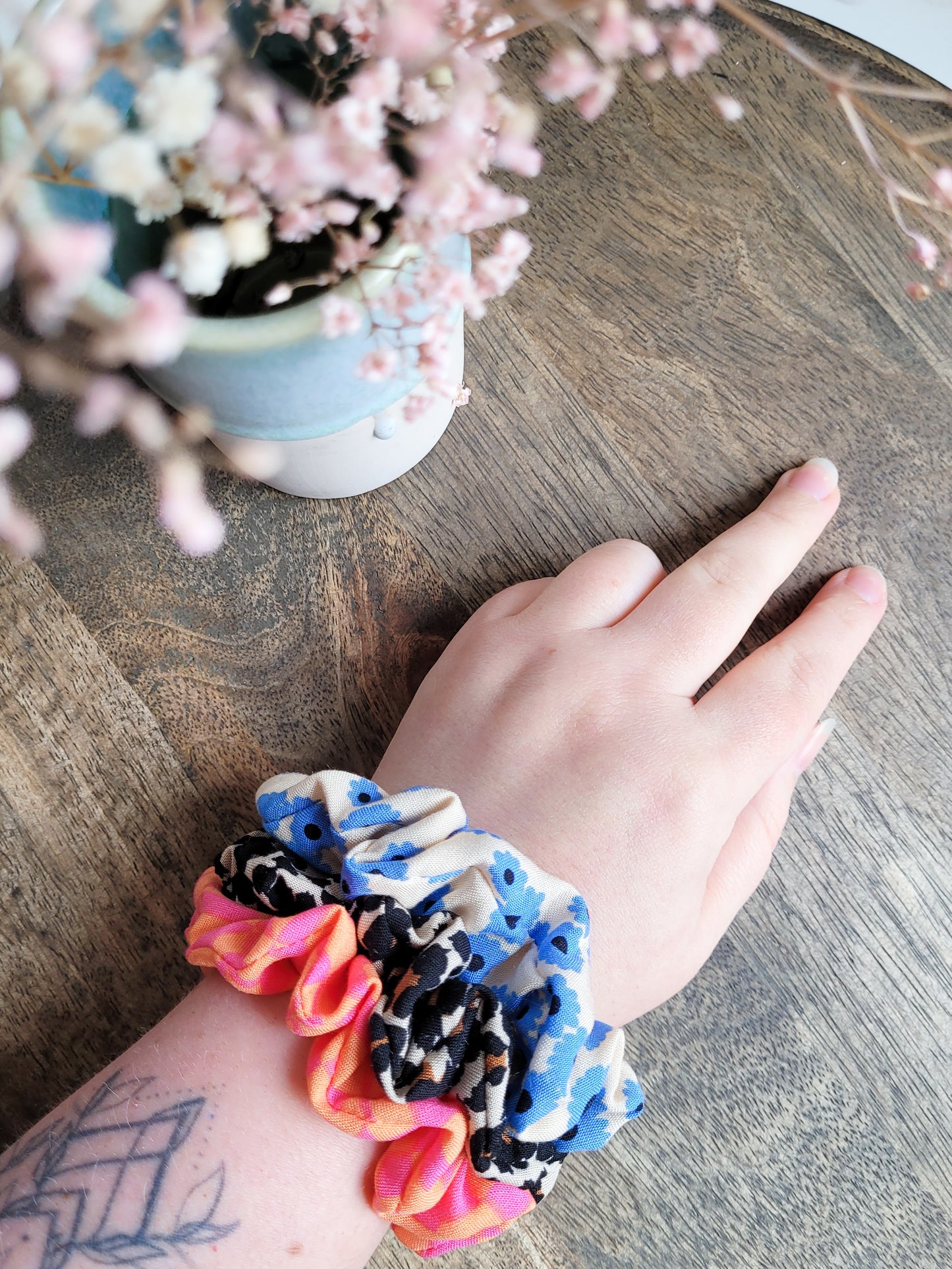 Viskose blauses Blumenmuster Scrunchie - mittelgroß