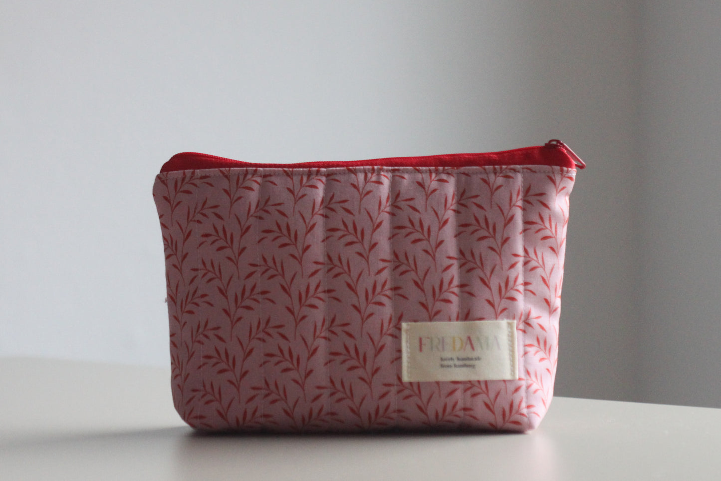 gesteppte Kulturtasche rosa/rot Olivenäste mit Zipper