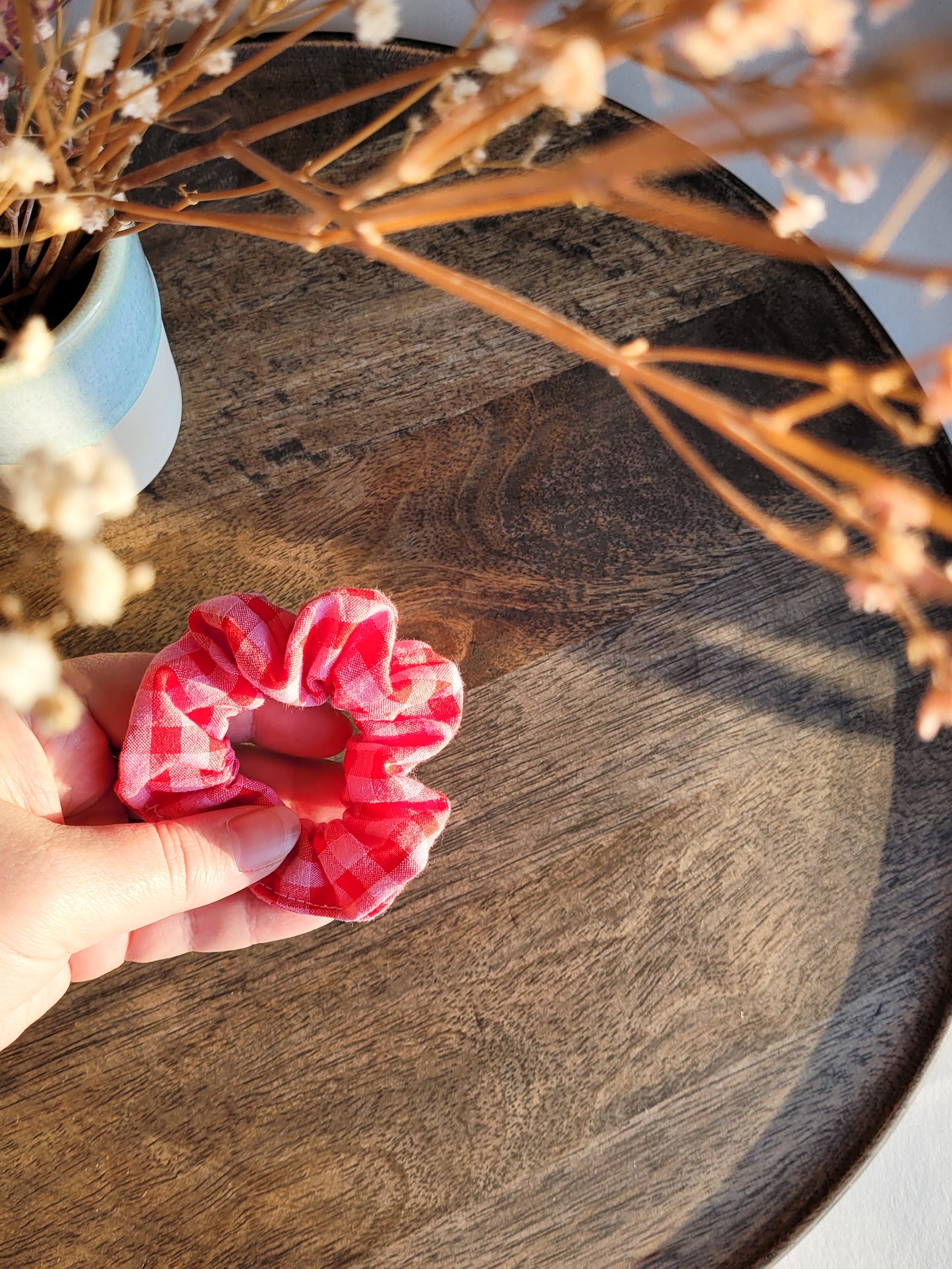 Mini karierte Scrunchies aus Seersucker