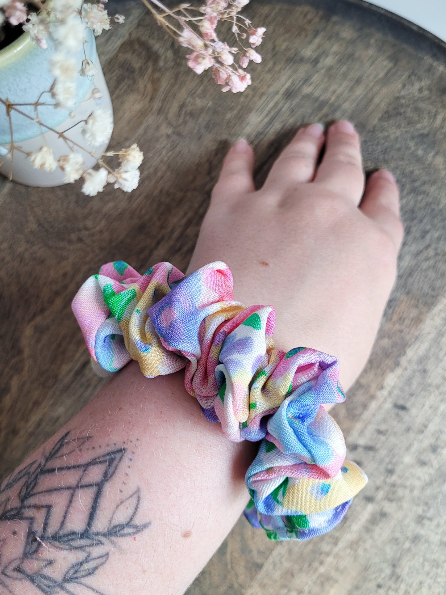 Viskose buntes Blumenmuster Scrunchie - mittelgroß