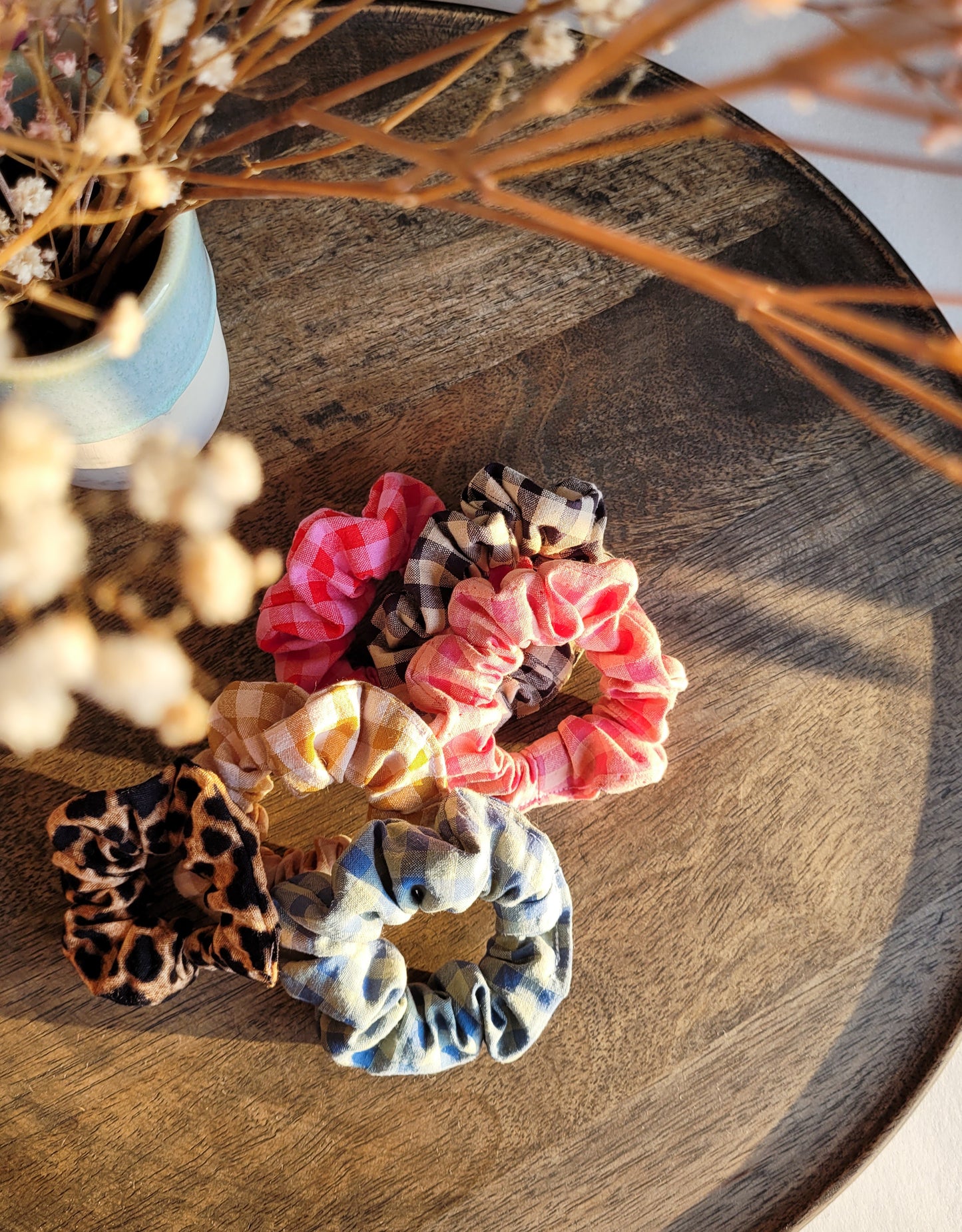 Mini karierte Scrunchies aus Seersucker