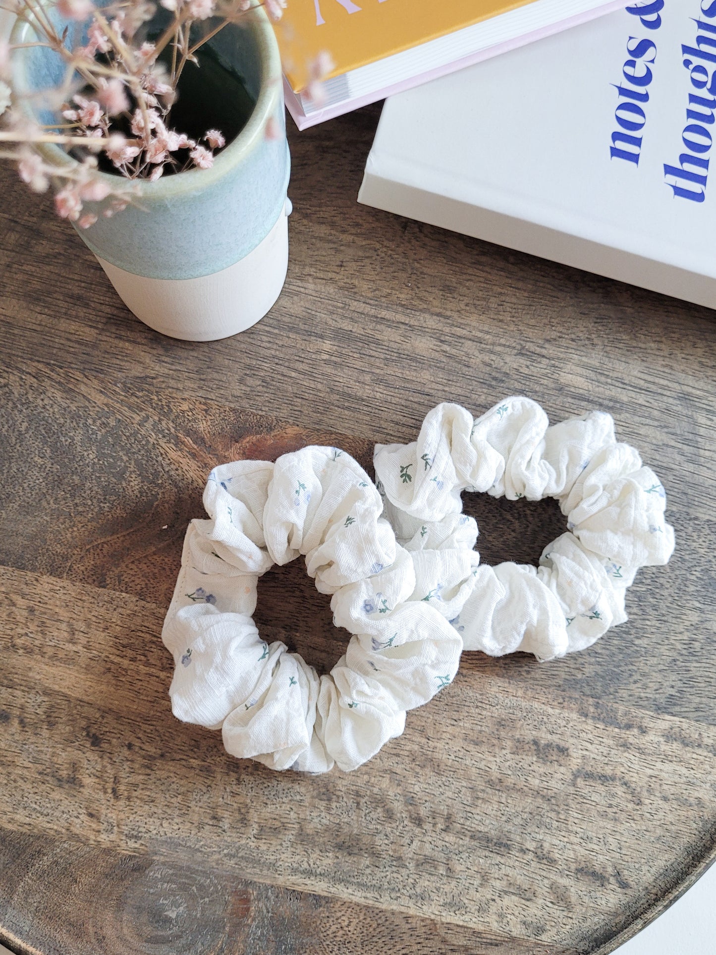 weiße Scrunchies mit kleinen Blümchen aus Seersucker