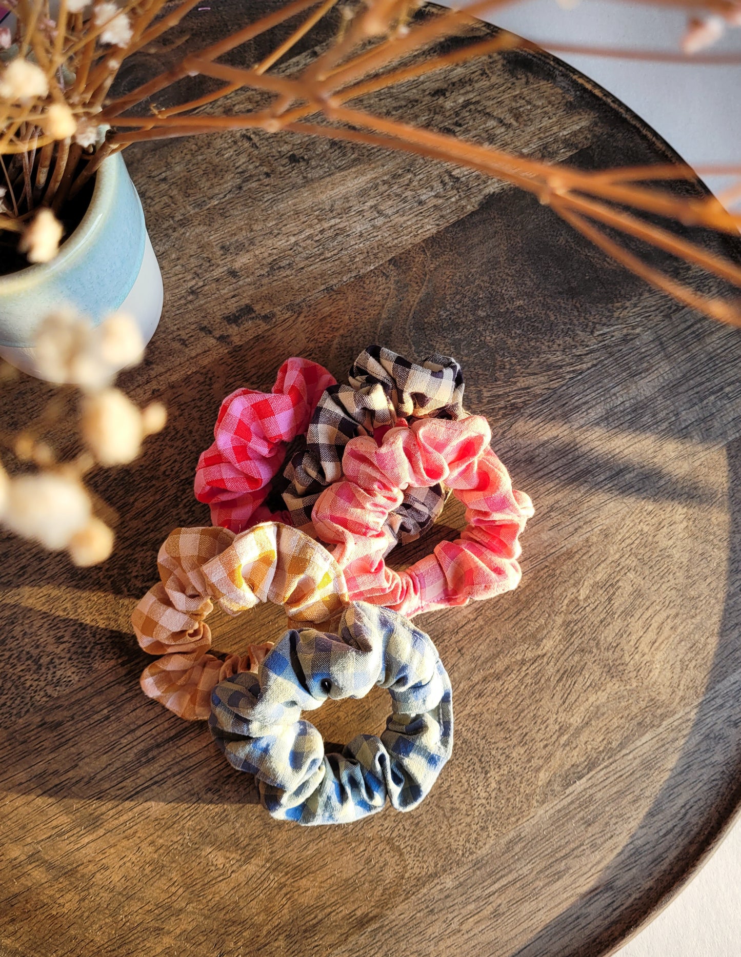 Mini karierte Scrunchies aus Seersucker
