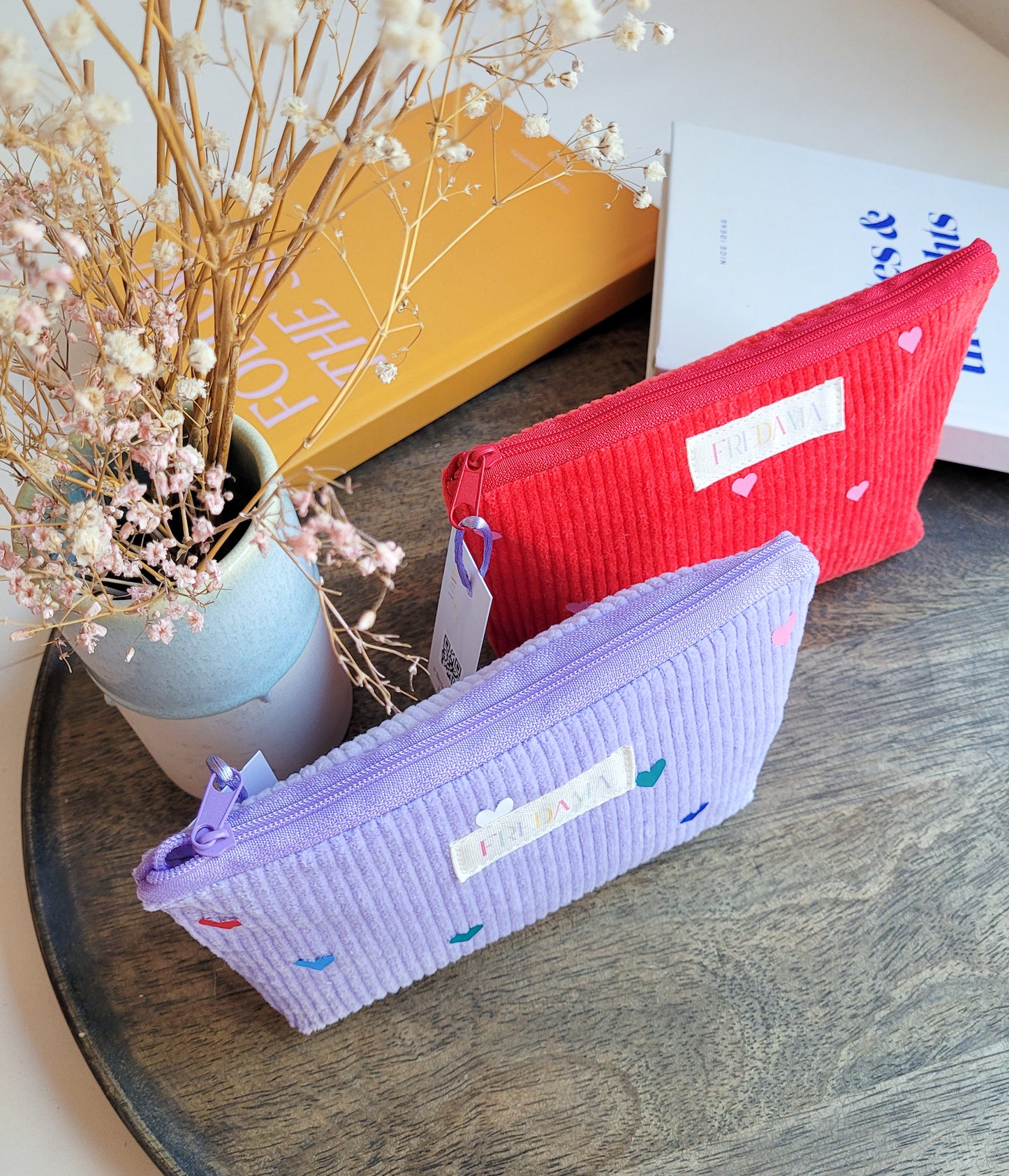 Lila Cord-Kosmetiktasche mit bunten Herzen, 17x11x4 cm
