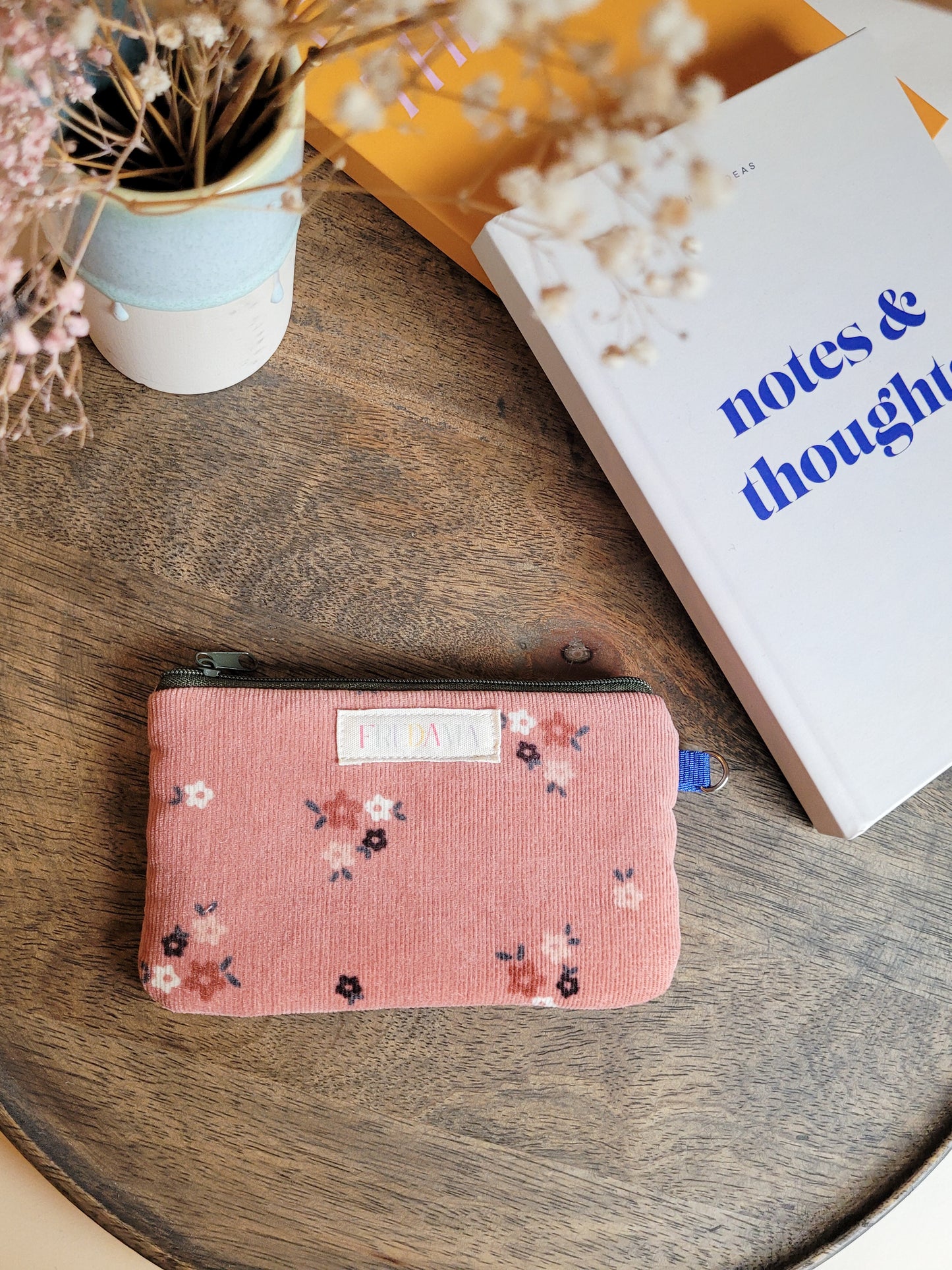 Geldbörse aus rosa Cord mit Zipper, mit dezenten Blumen, Maße 15x9 cm