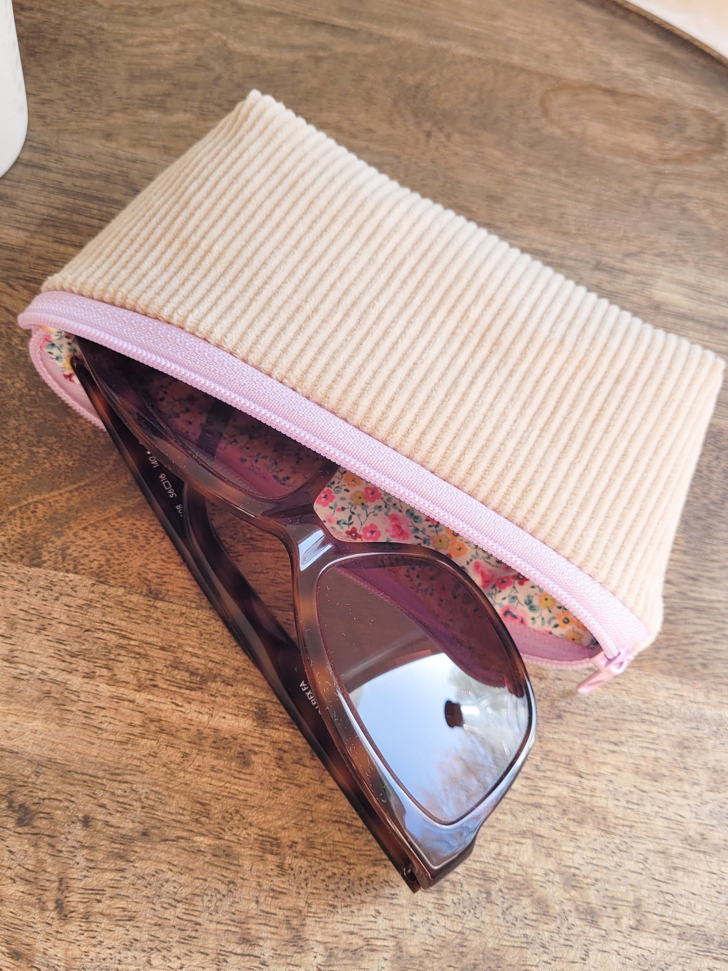 Brillenetui aus Cordstoff in Beige und Blumenmuster