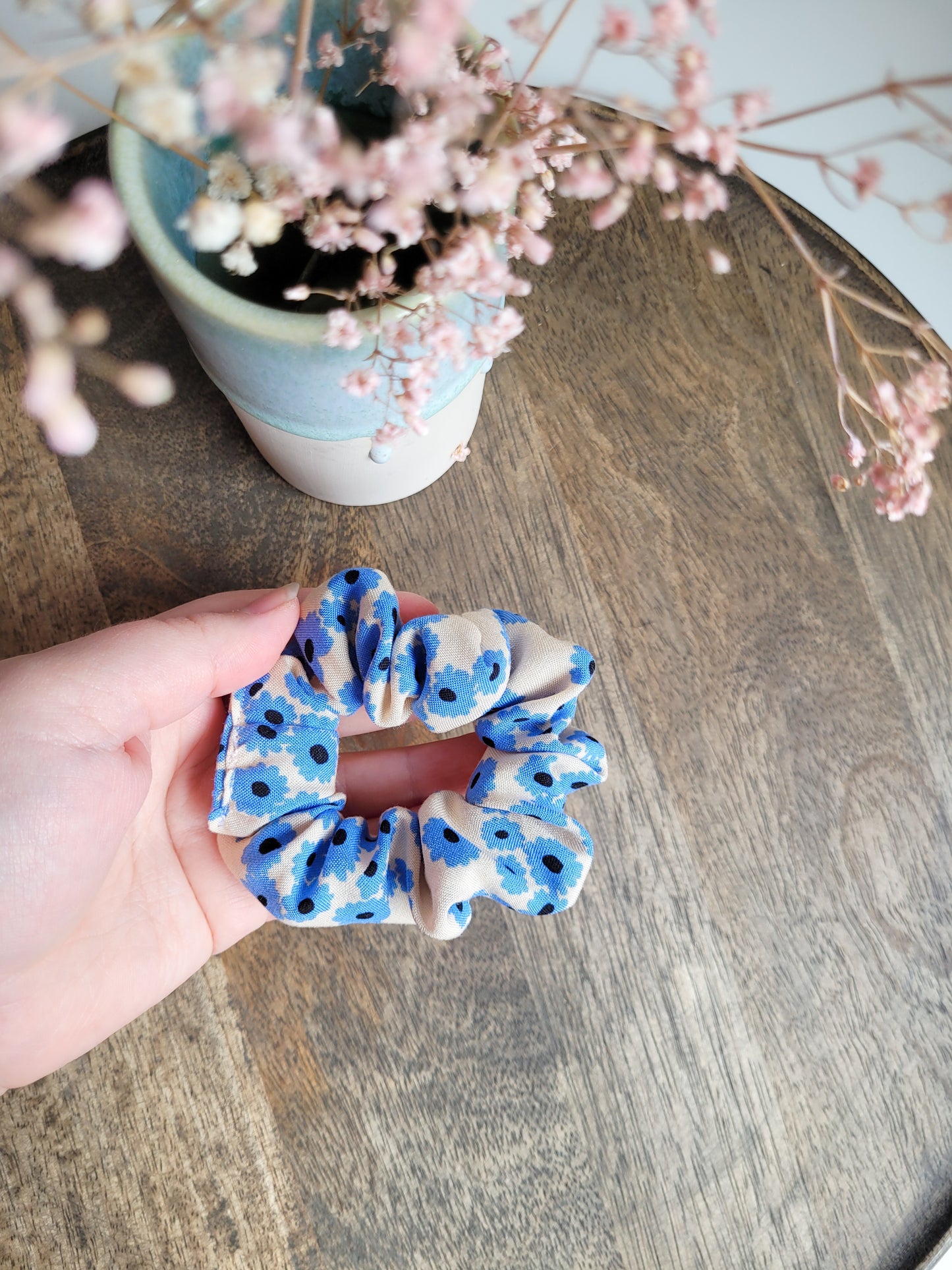 Viskose blauses Blumenmuster Scrunchie - mittelgroß