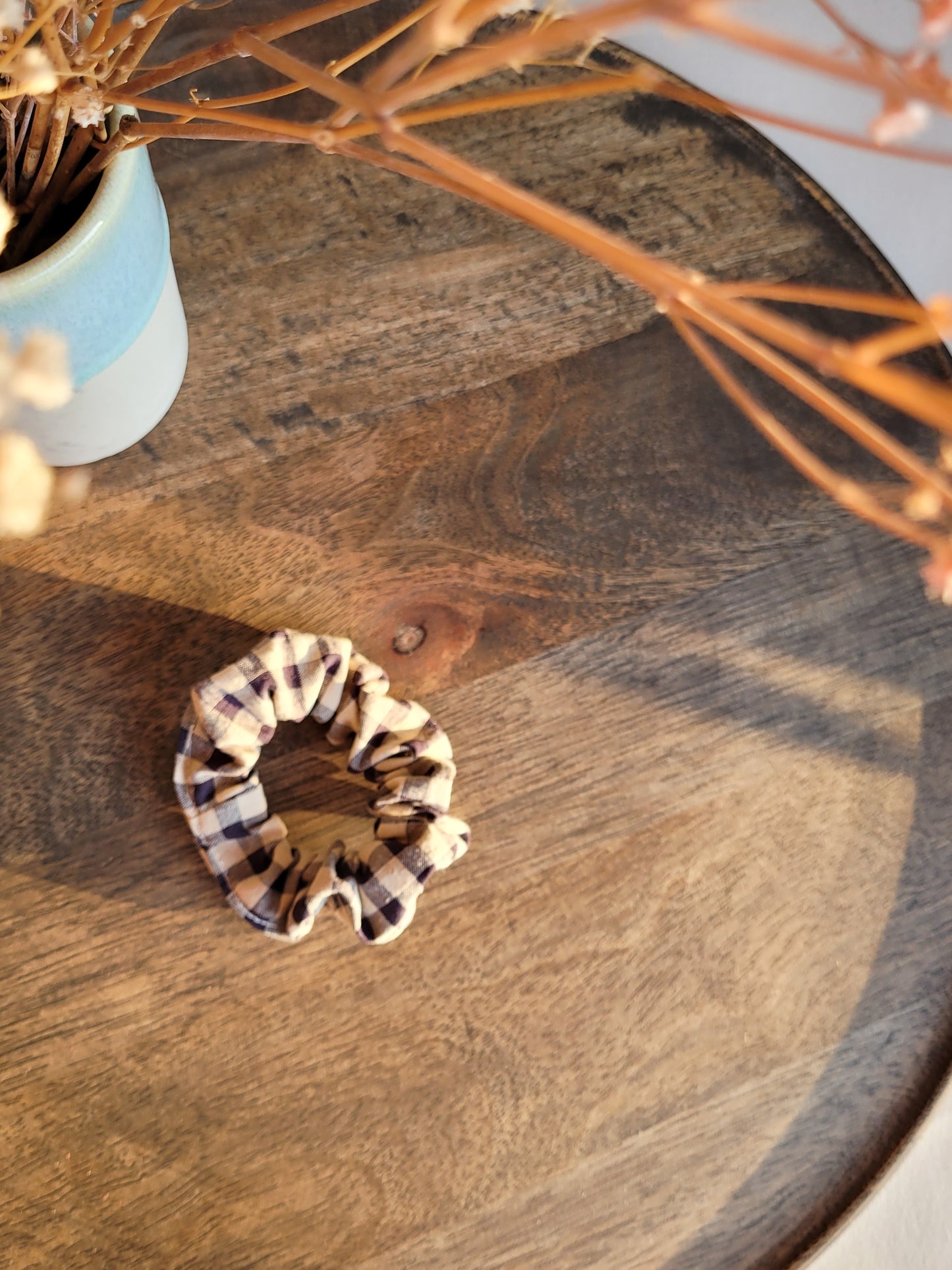 Mini karierte Scrunchies aus Seersucker
