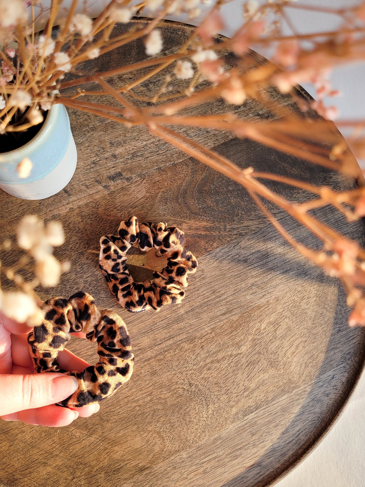 Mini Leo Scrunchie aus Baumwoll-Seersucker