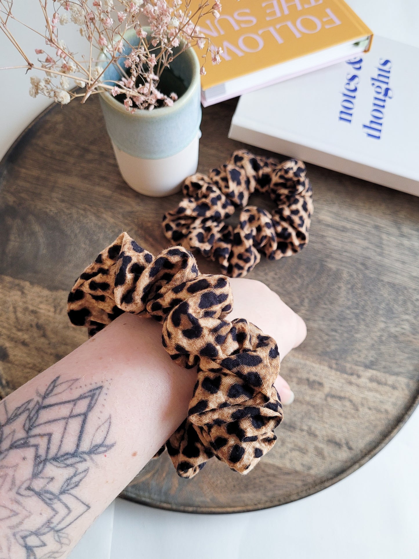Großer Leo Scrunchie aus Baumwoll-Seersucker