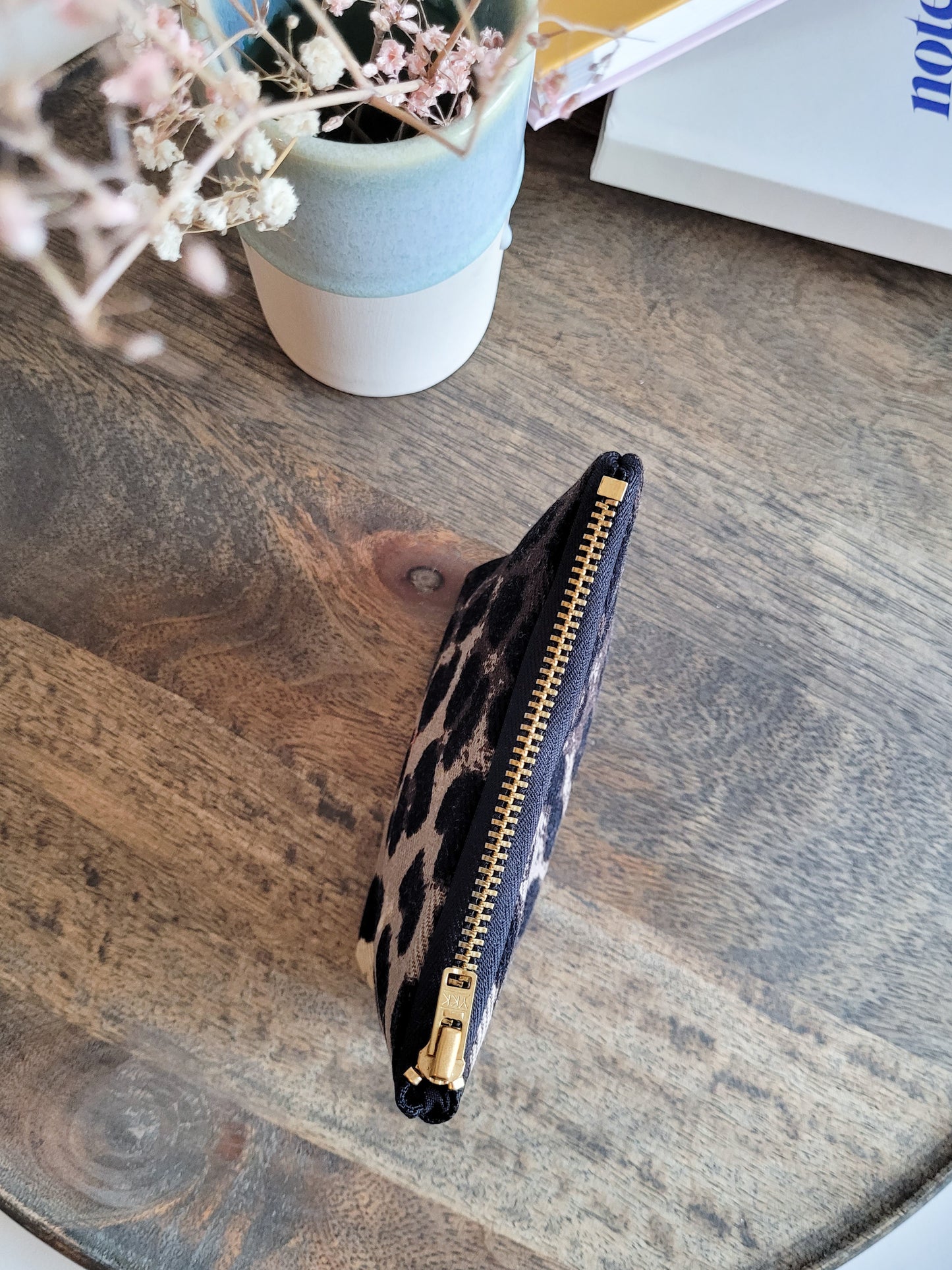 Leo Täschchen mit Metall-Zipper in schwarz