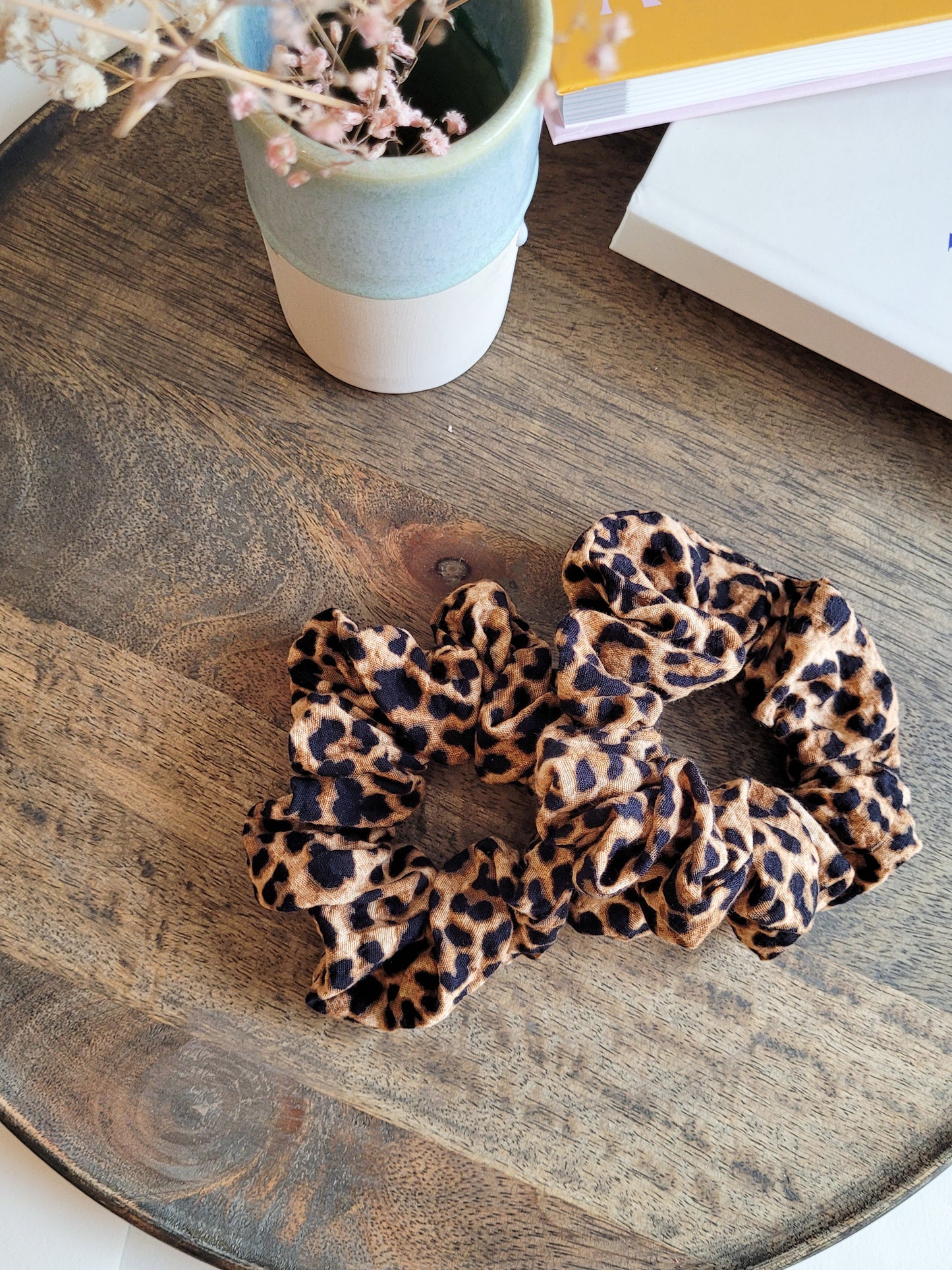 Großer Leo Scrunchie aus Baumwoll-Seersucker