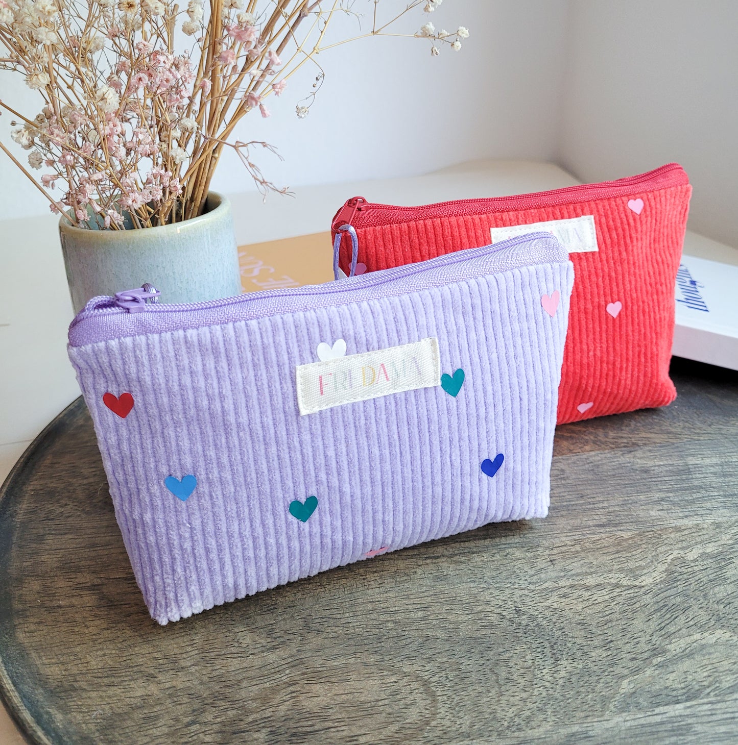 Lila Cord-Kosmetiktasche mit bunten Herzen, 17x11x4 cm