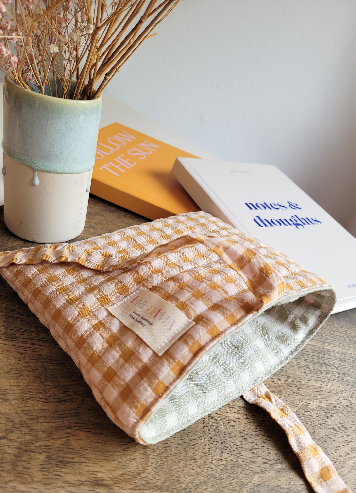 E-Reader Tasche beige/ocker kariert mit Schleife zum Schließen