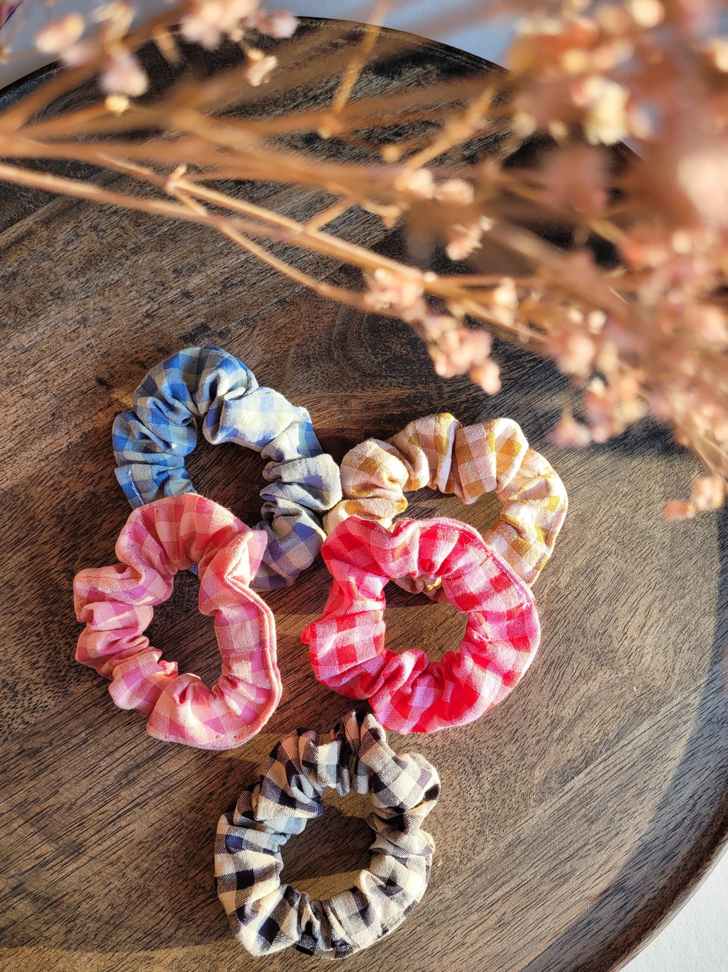 Mini karierte Scrunchies aus Seersucker