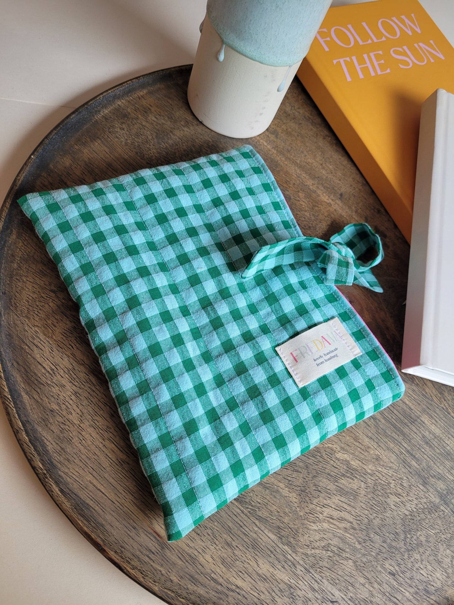 E-Reader Tasche grün/mint kariert mit Schleife zum Schließen