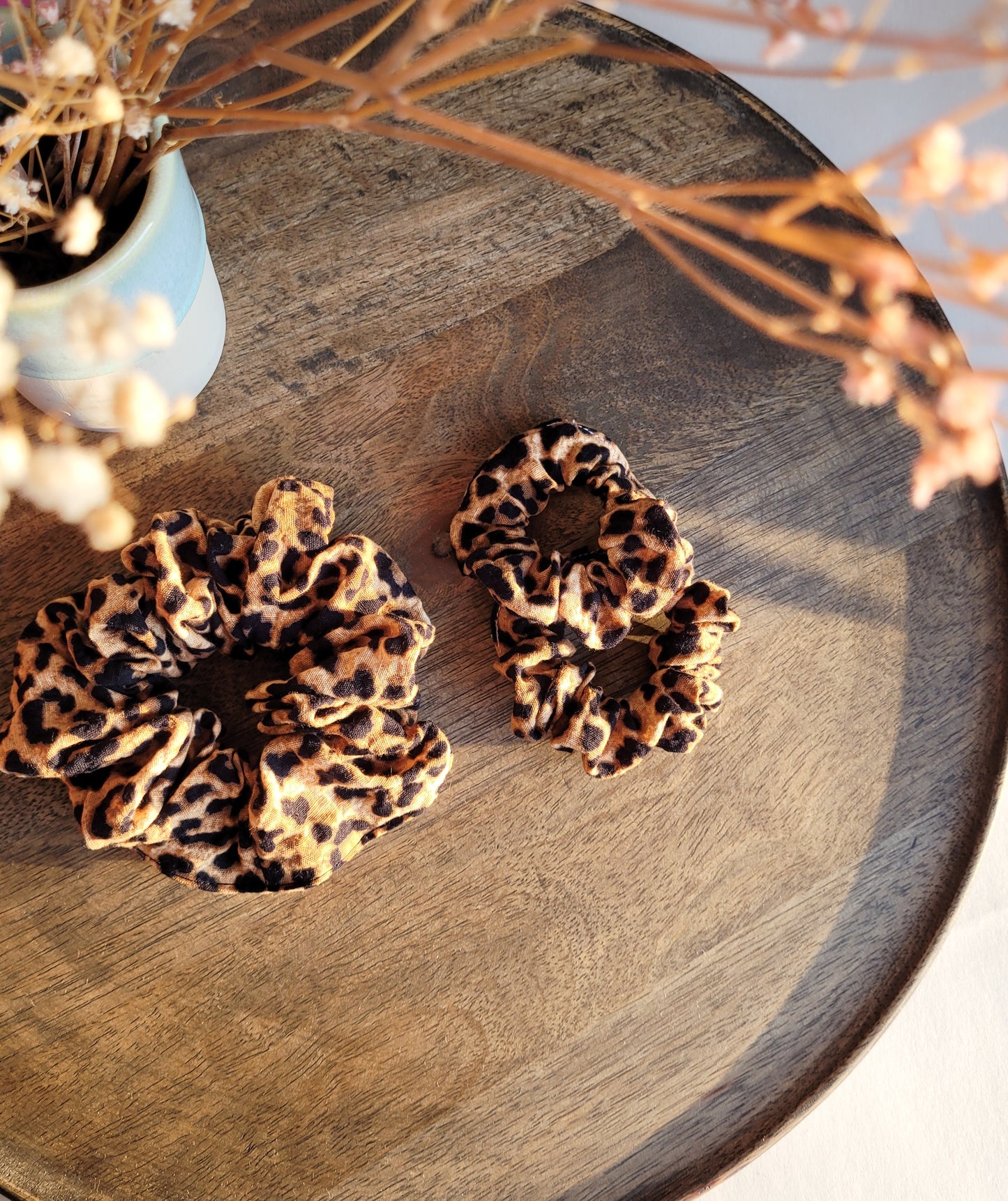 Mini Leo Scrunchie aus Baumwoll-Seersucker