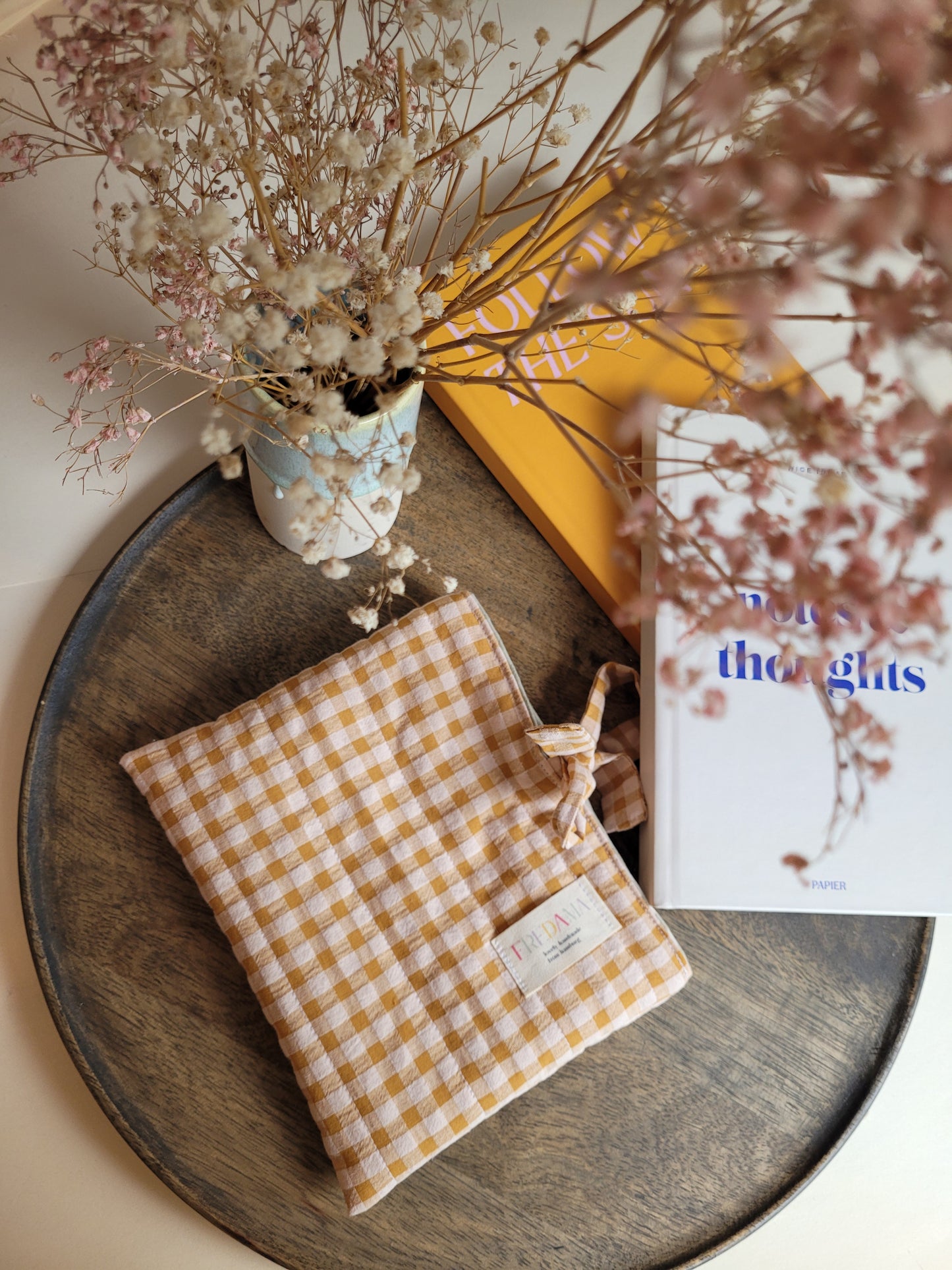 E-Reader Tasche beige/ocker kariert mit Schleife zum Schließen