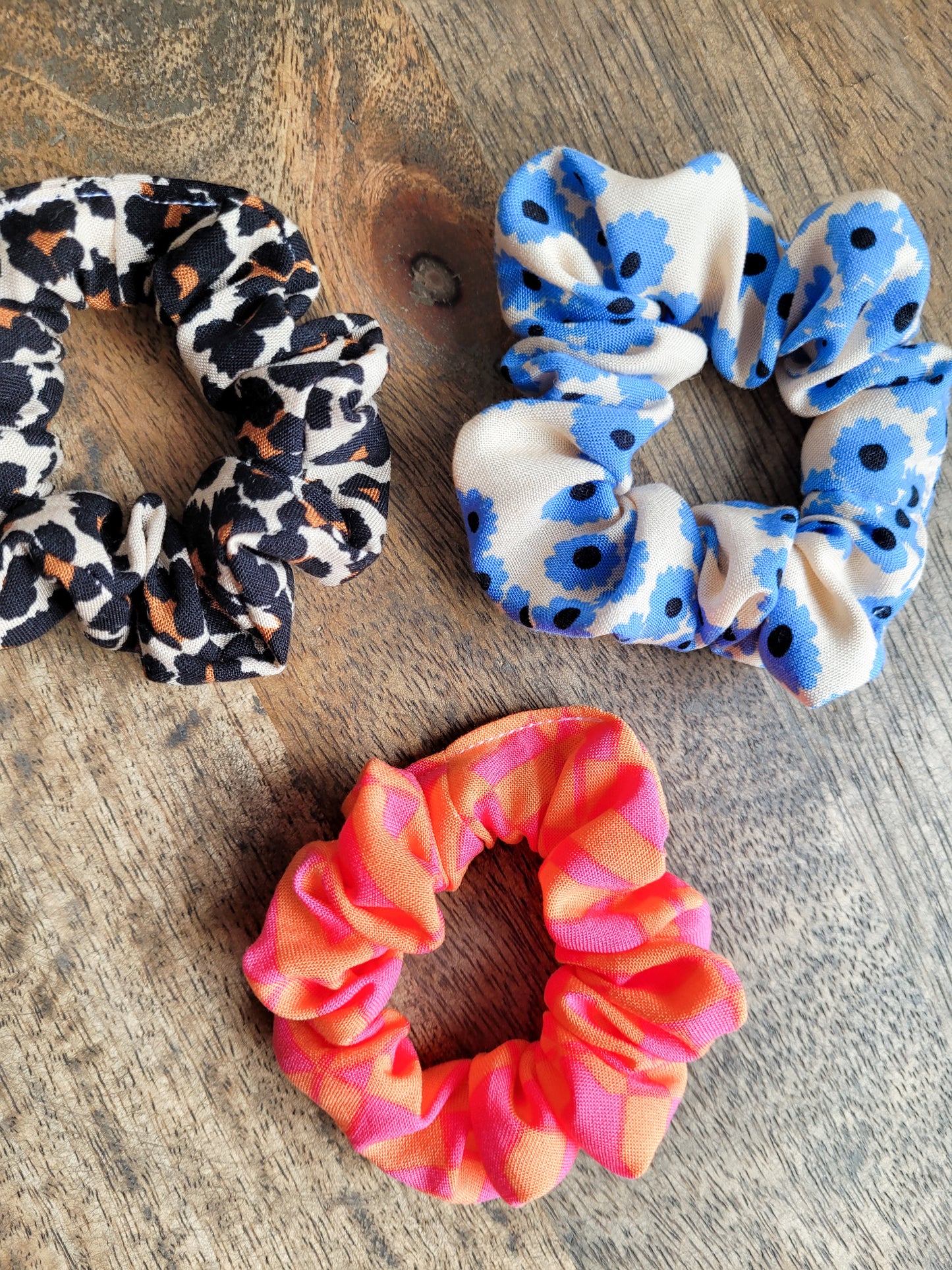 Viskose blauses Blumenmuster Scrunchie - mittelgroß