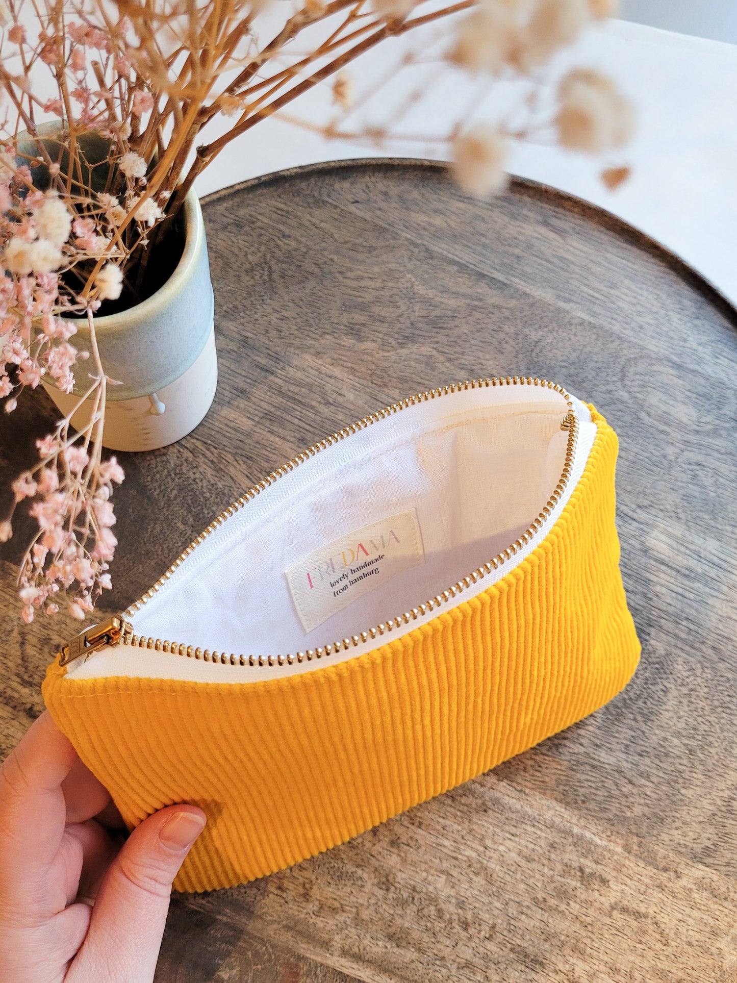 mittelgroße Cord Pouch in gelb mit Metall-Zipper - 20x13 cm