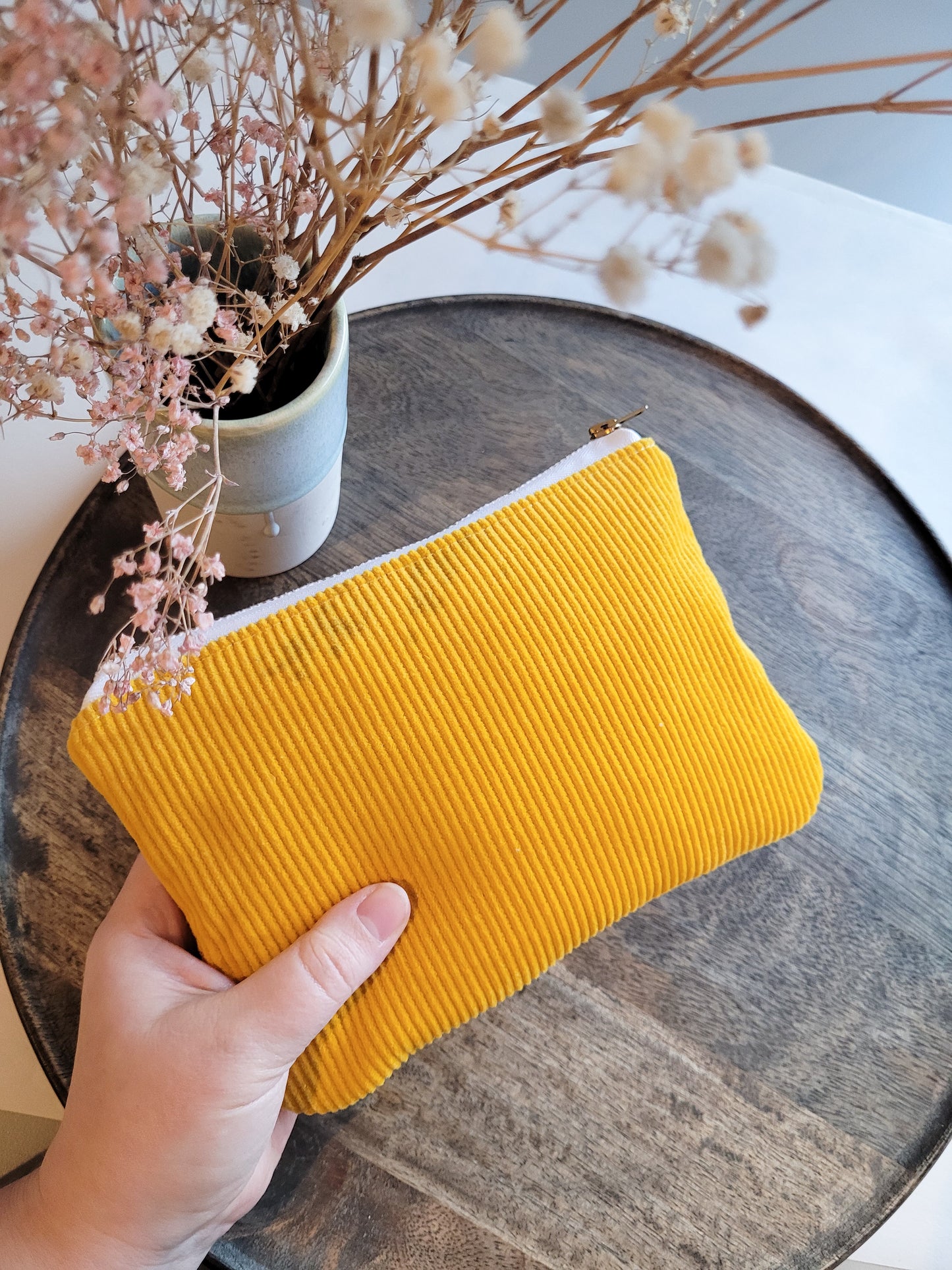 mittelgroße Cord Pouch in gelb mit Metall-Zipper - 20x13 cm