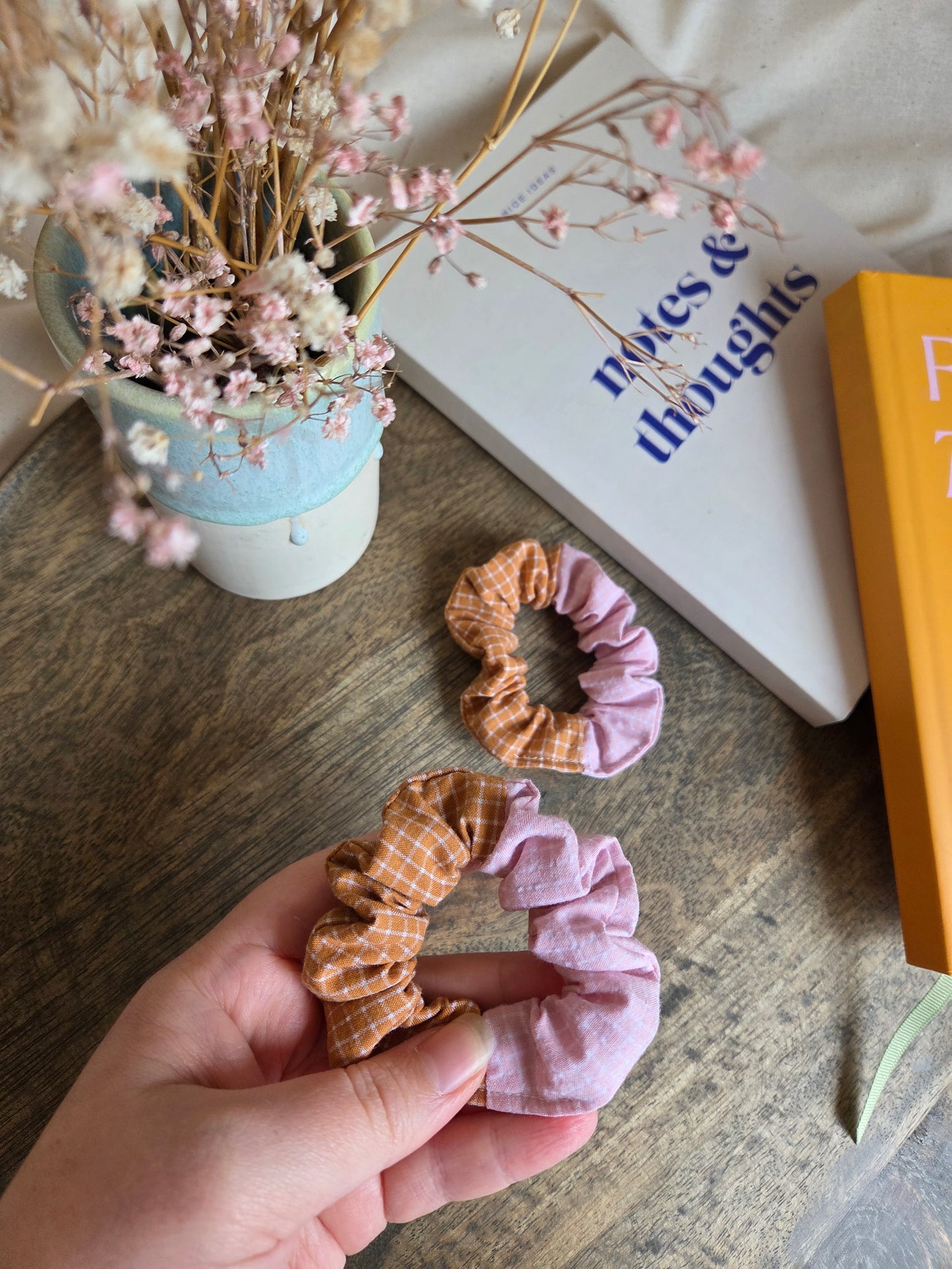 Mini kleinkarierte Scrunchies aus Seersucker