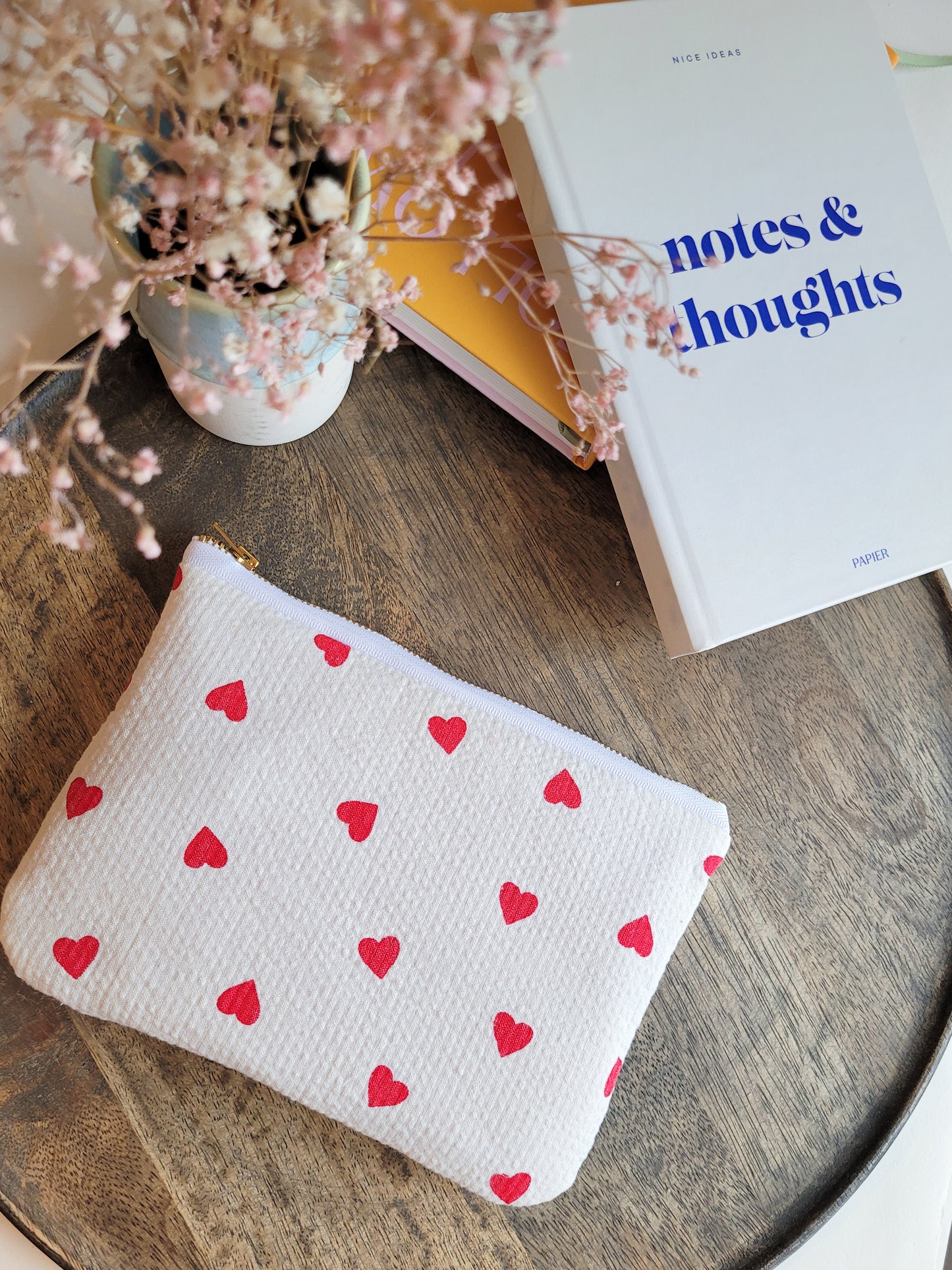 Weiße Pouch mit roten Herzen aus Seersucker