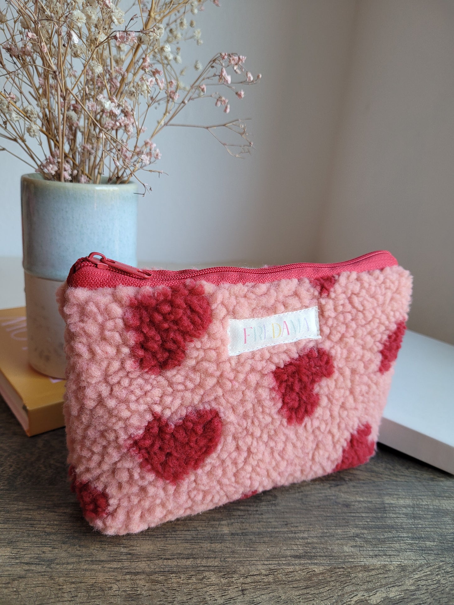 Mittelgroße Teddy-Tasche rosa mit Herzen, Täschchen aus Kuschelstoff  - 17x12x3 cm