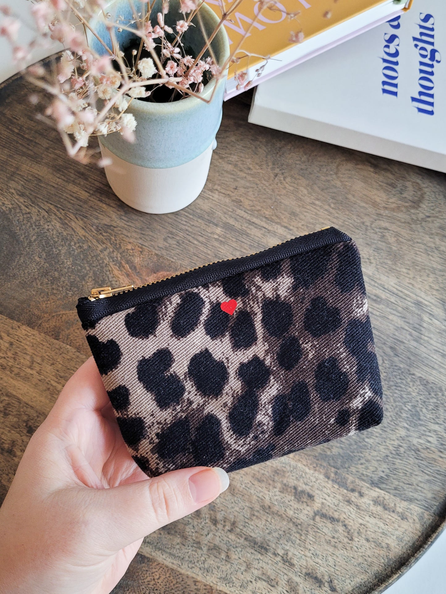 Leo Täschchen mit Metall-Zipper in schwarz